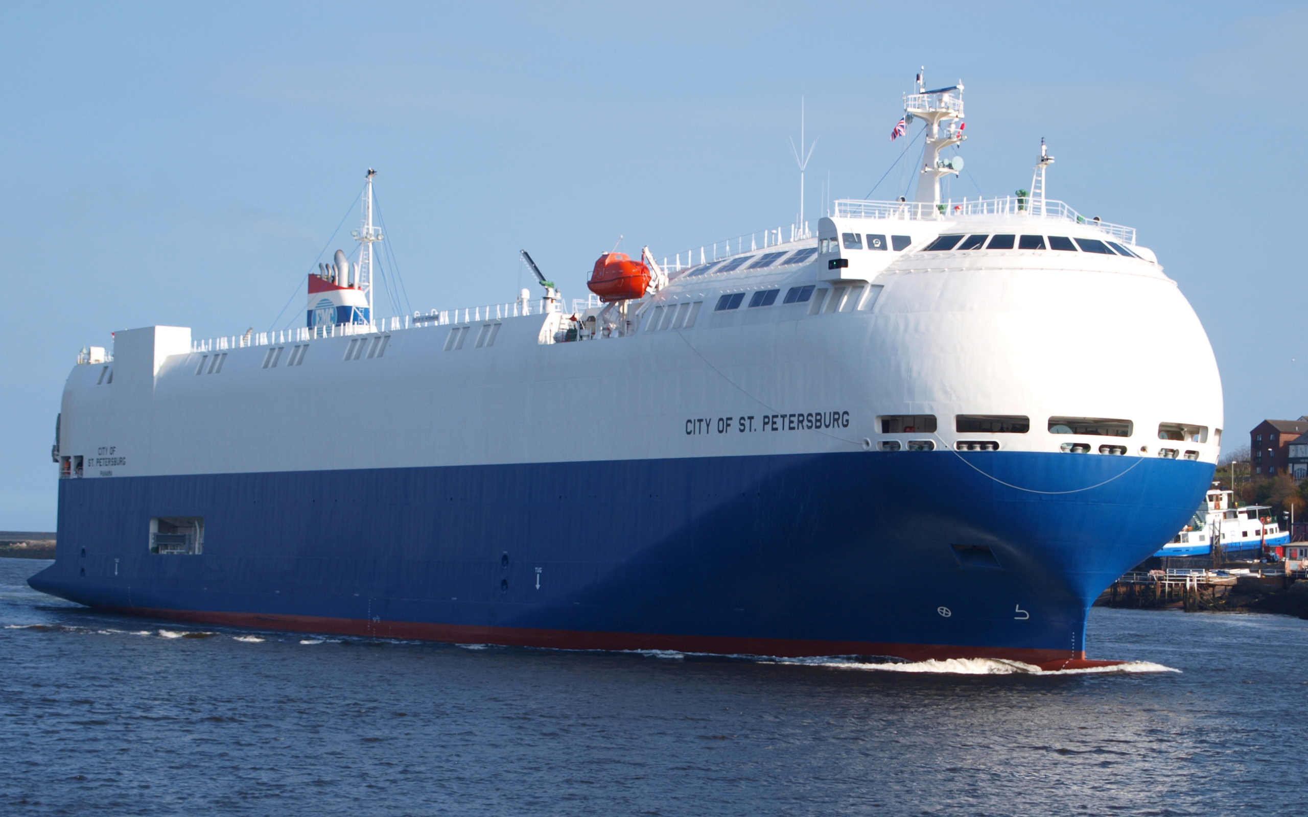 Теплоход-ролкер City of St. Petersburg  в море
