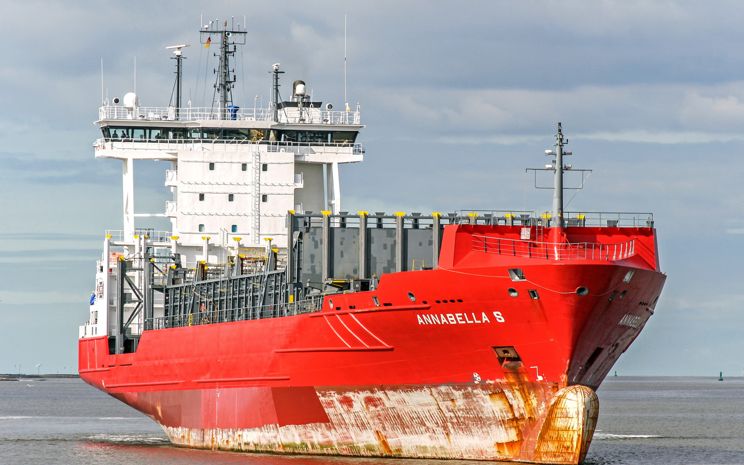 Большой красный контейнеровоз Annabella S на фоне