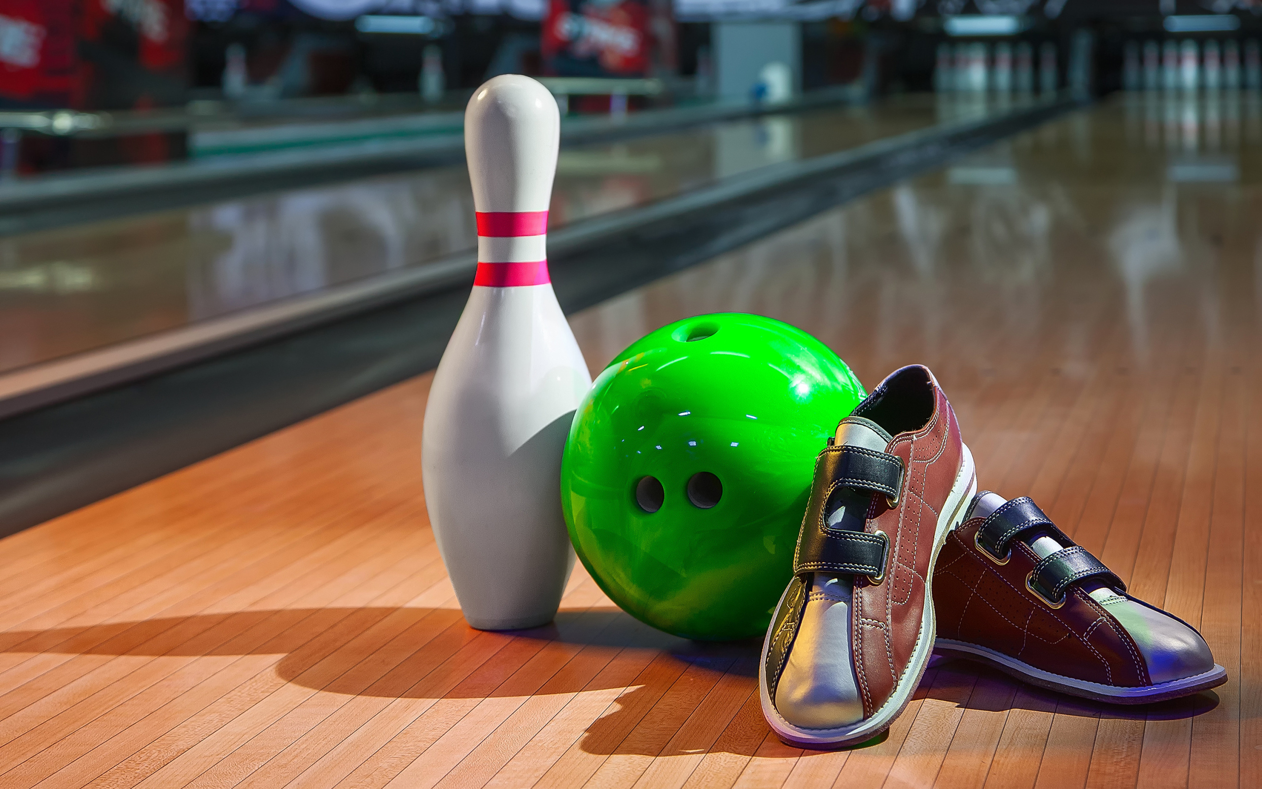 Обувь для боулинга, шар и кегля 
