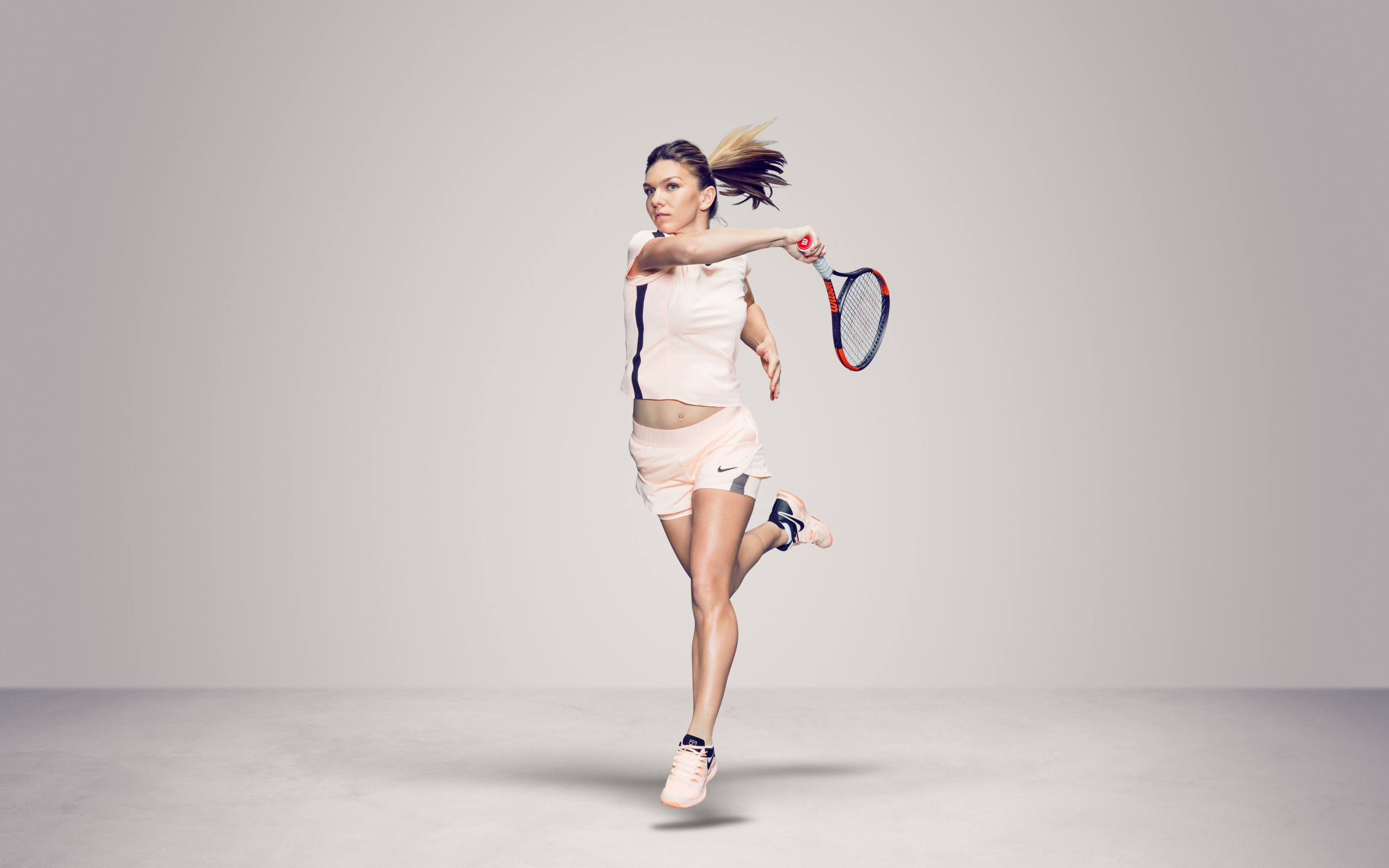 Румынская теннисистка Симона Халеп с ракеткой