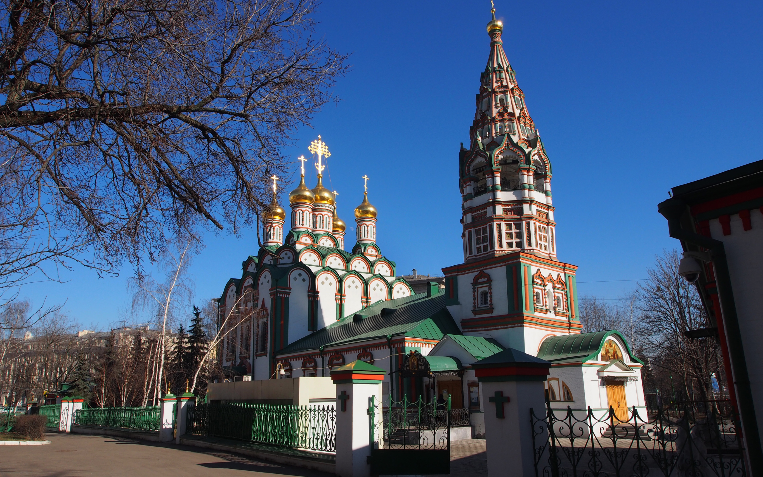 Старинная церковь Николая Чудотворца под голубым небом в Хамовниках, Москва. Россия