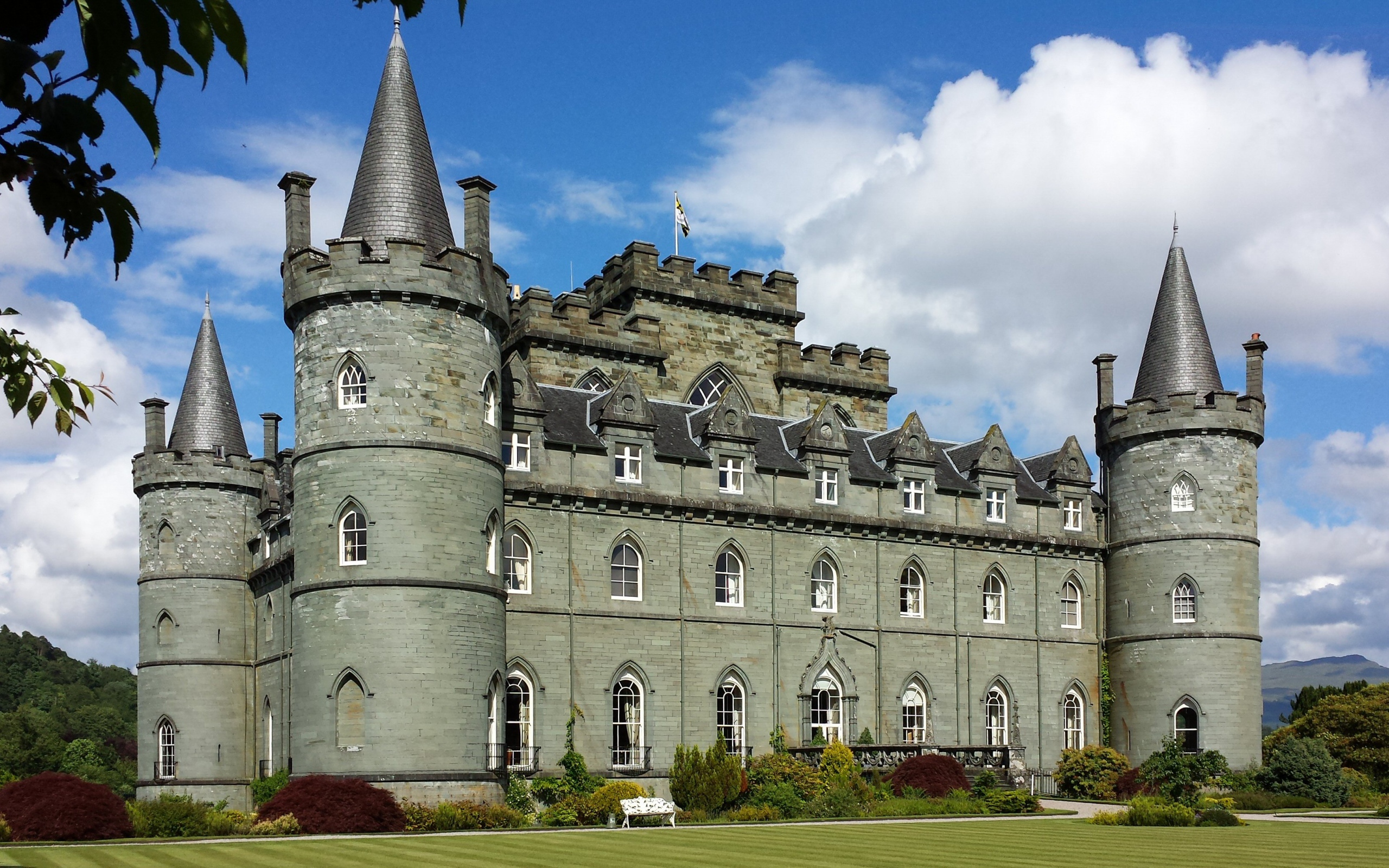 Серый старинный замок Инверари, Шотландия