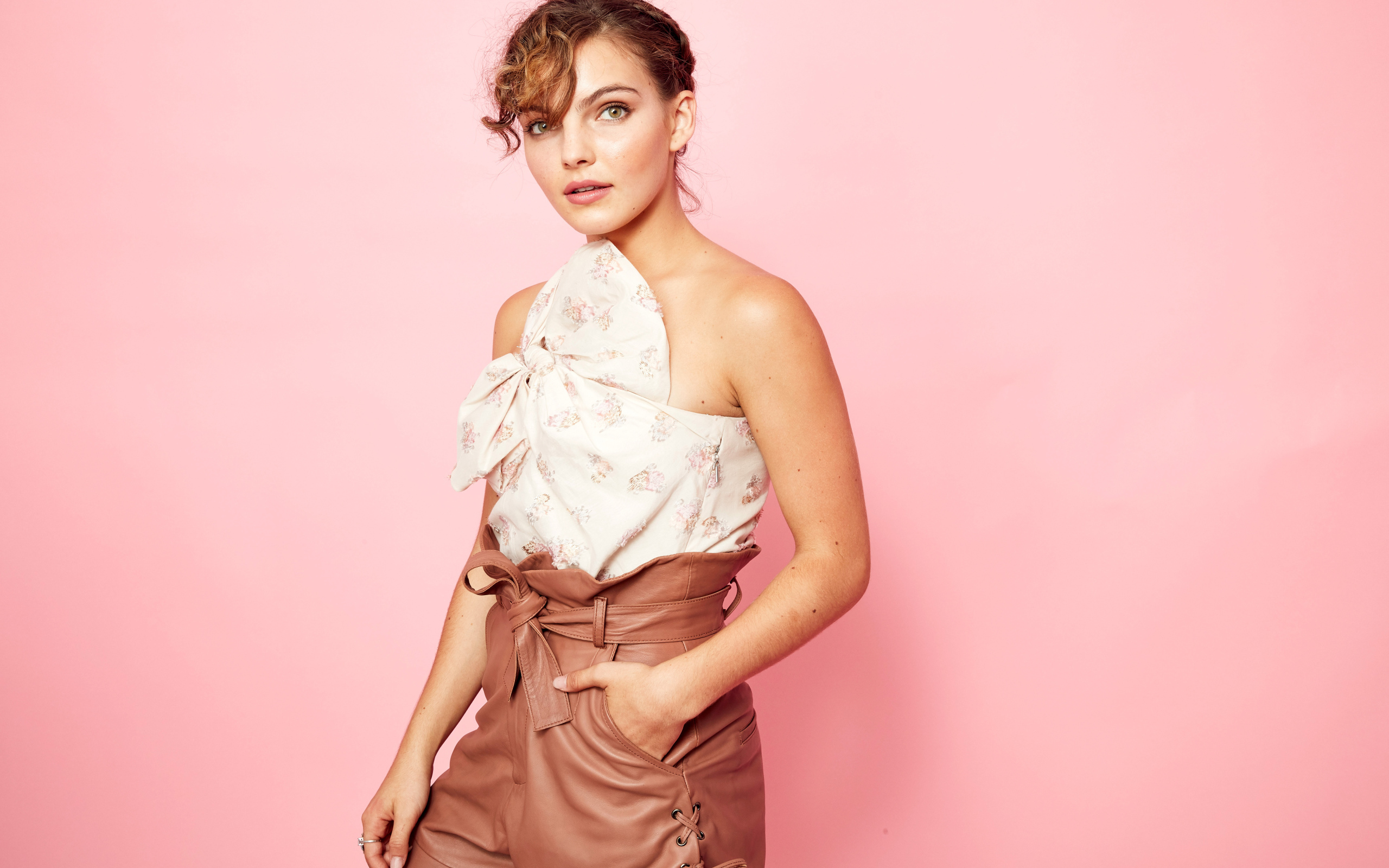 Актриса Камрен Бикондова на розовом фоне 