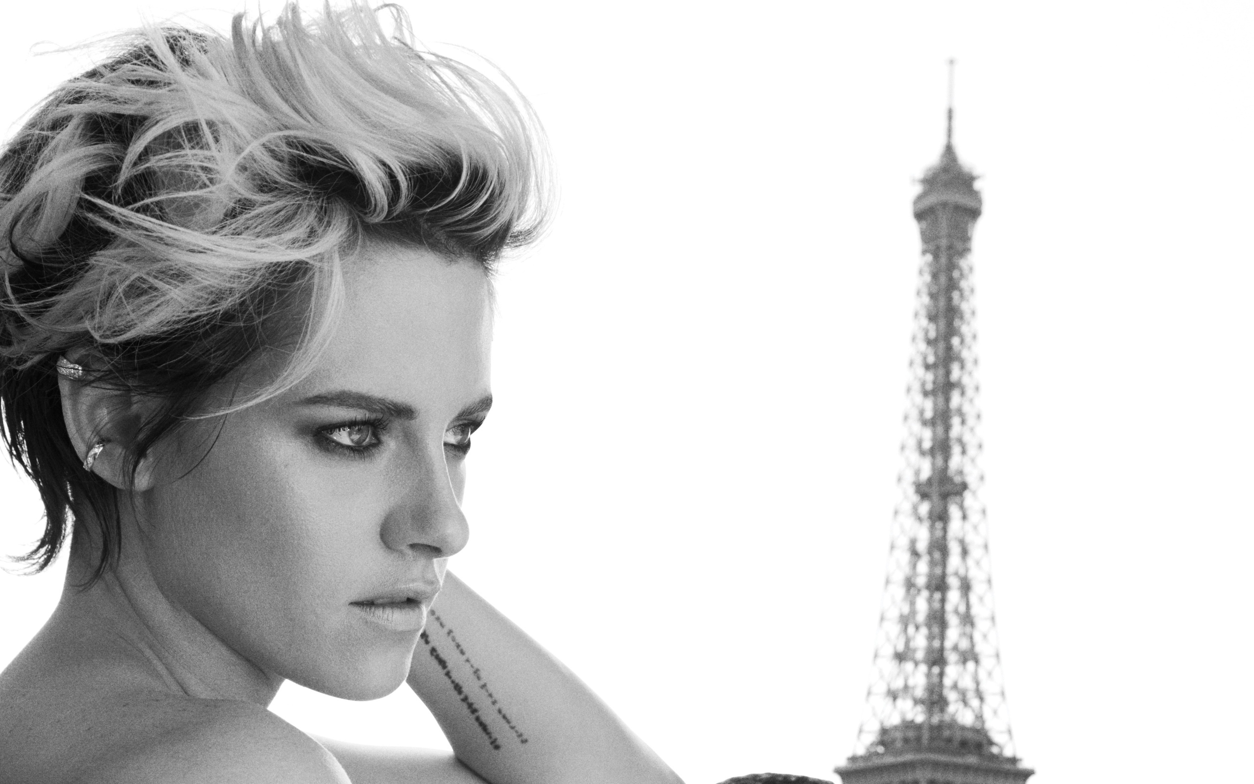 Актриса Кристен Стюарт на фоне Эйфелевой башни черно белое фото 