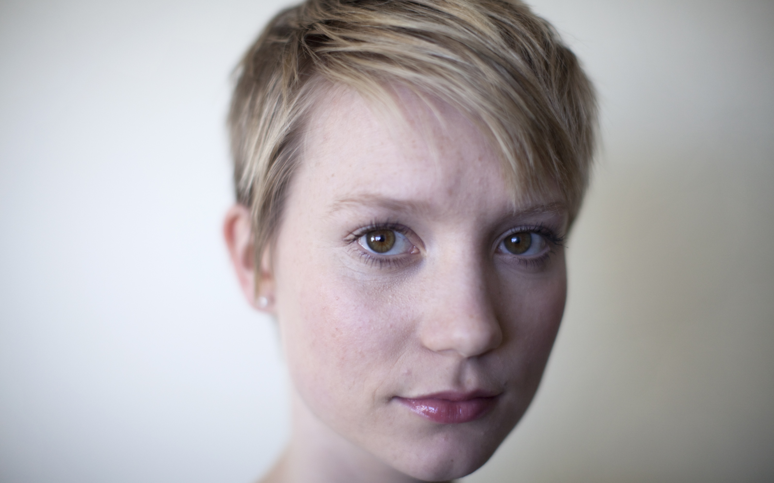 Актриса Миа Васиковска с короткой стрижкой