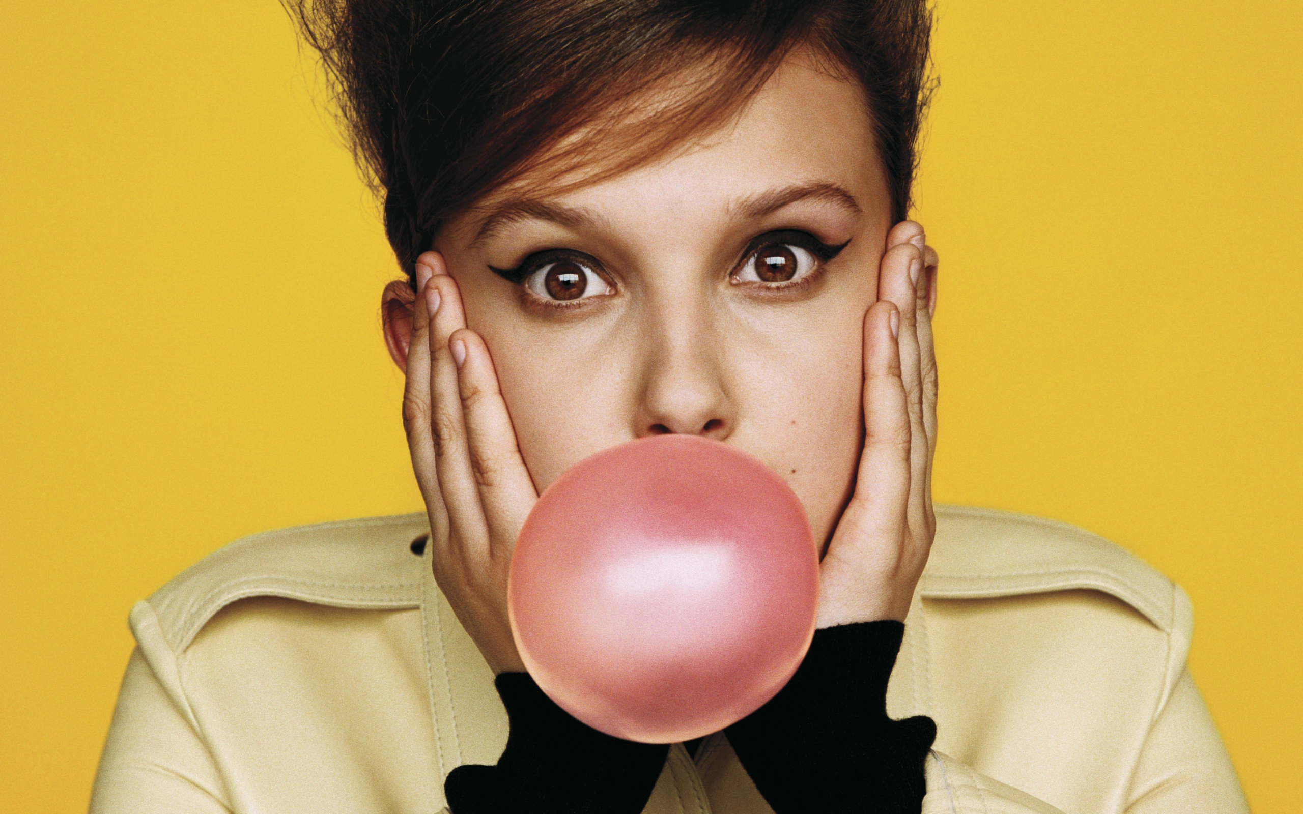 Актриса Милли Браун с жевательной резинкой во рту 