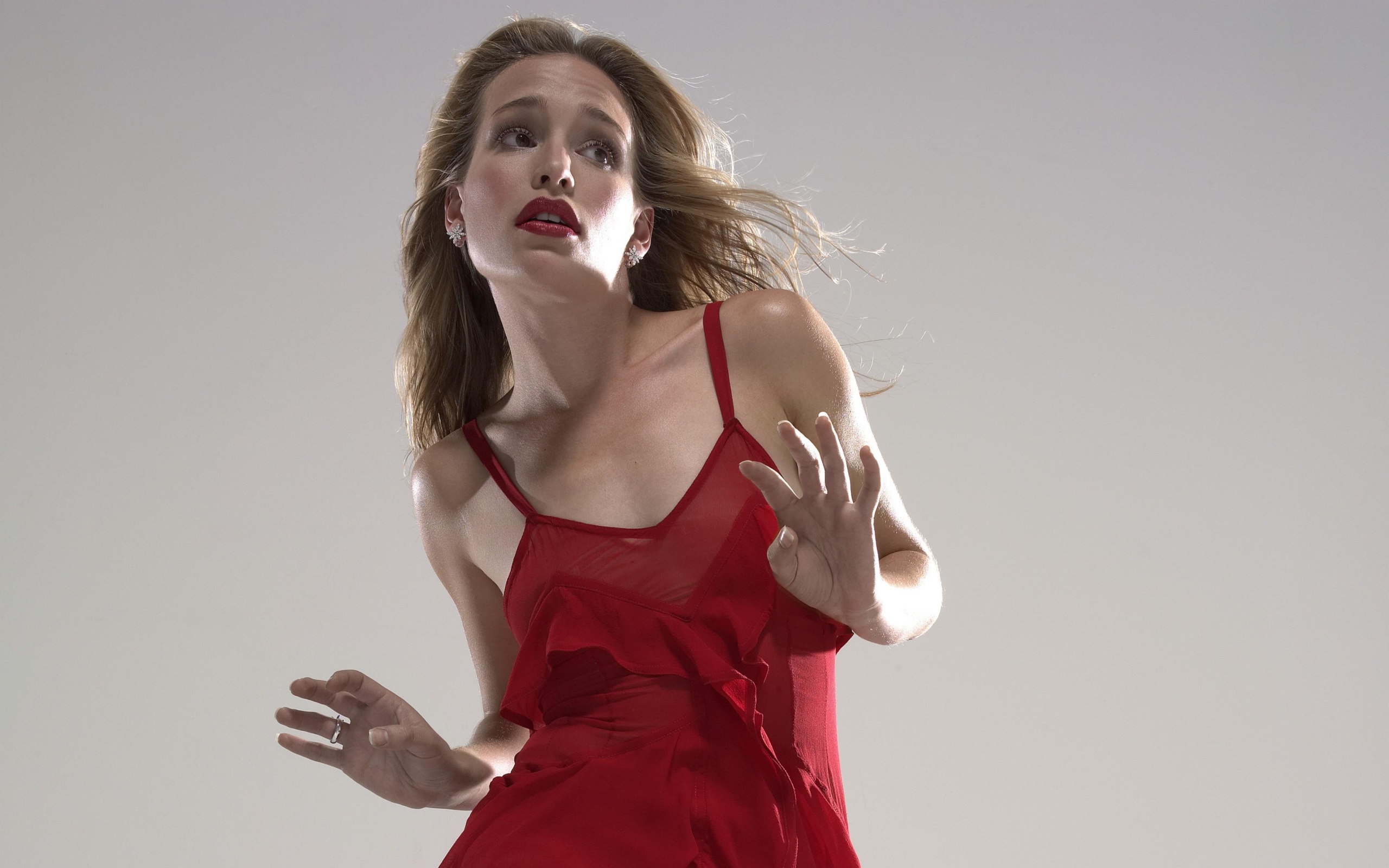 Актриса Пайпер Перабо в красном платье на сером фоне