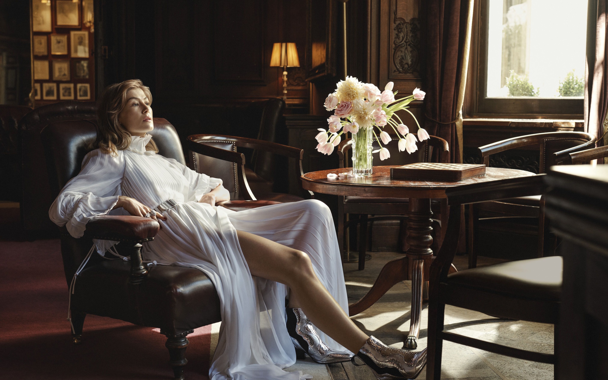 Актриса Розамунд Пайк в белом платье в кресле