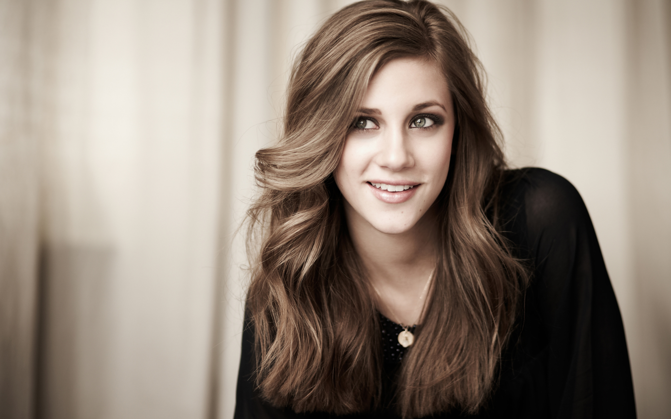 Американская актриса Лили Рейнхарт с милой улыбкой