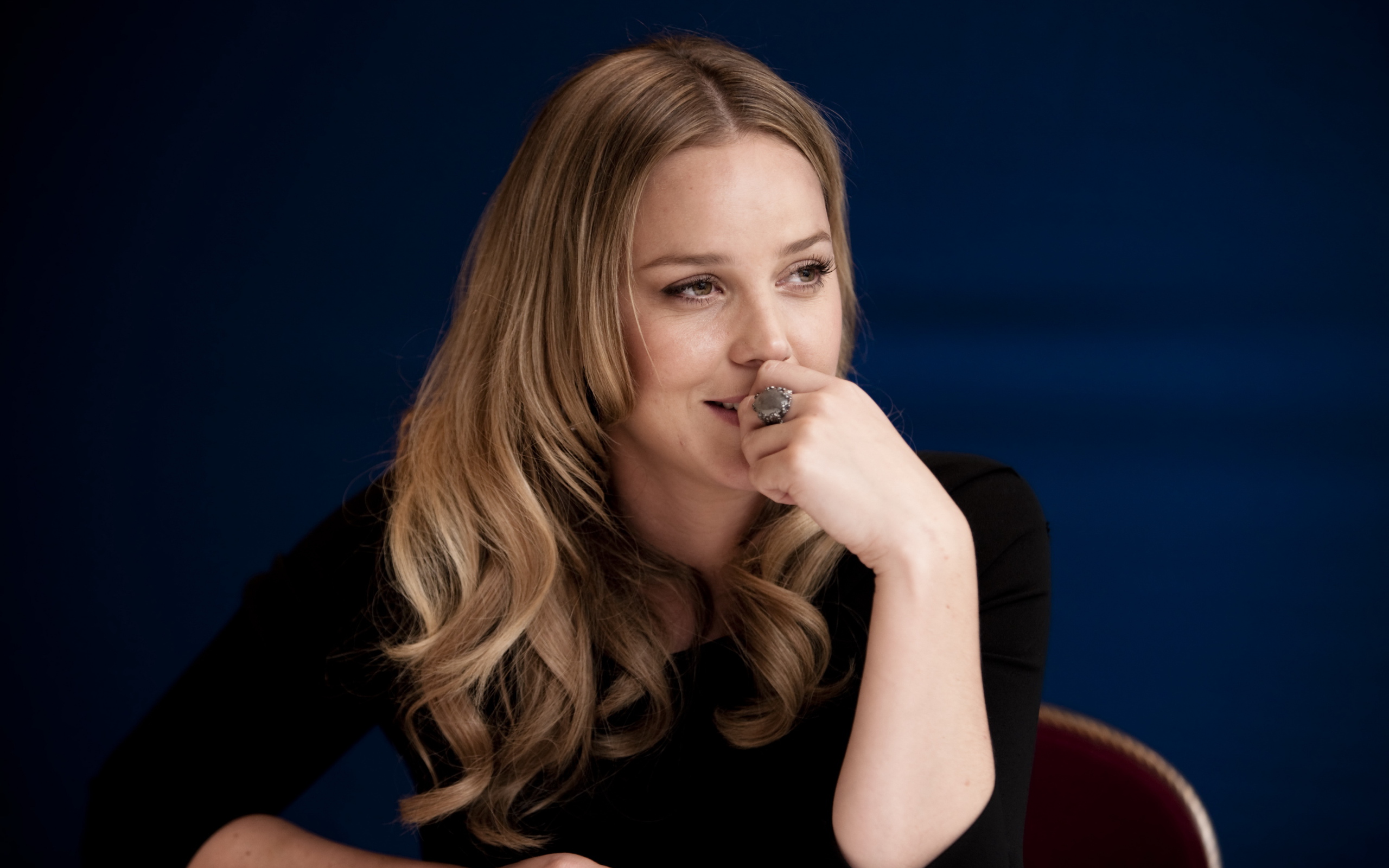 Австралийская актриса Эбби Корниш в черном платье