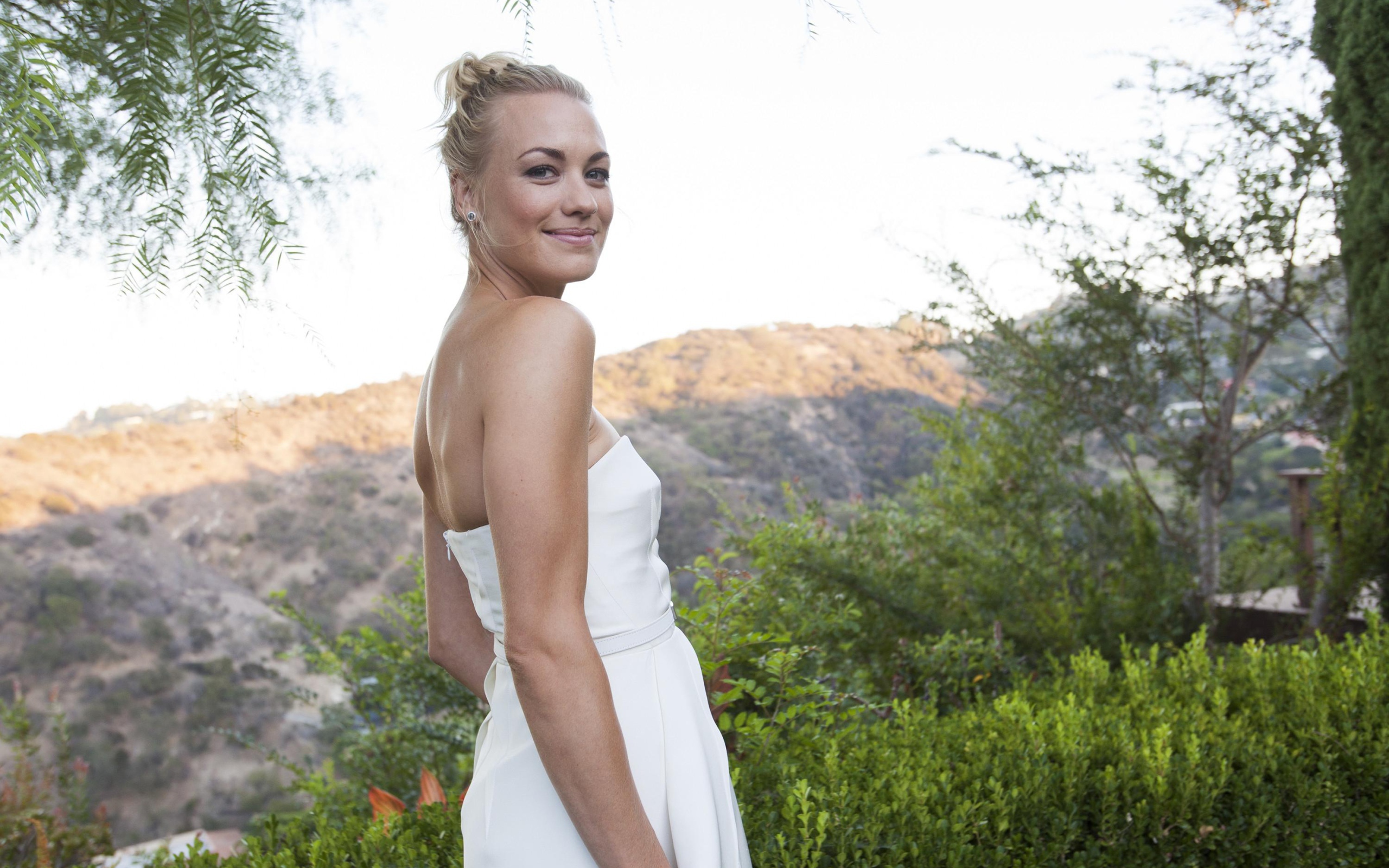 Австралийская актриса Ивонн Страховски в белом платье