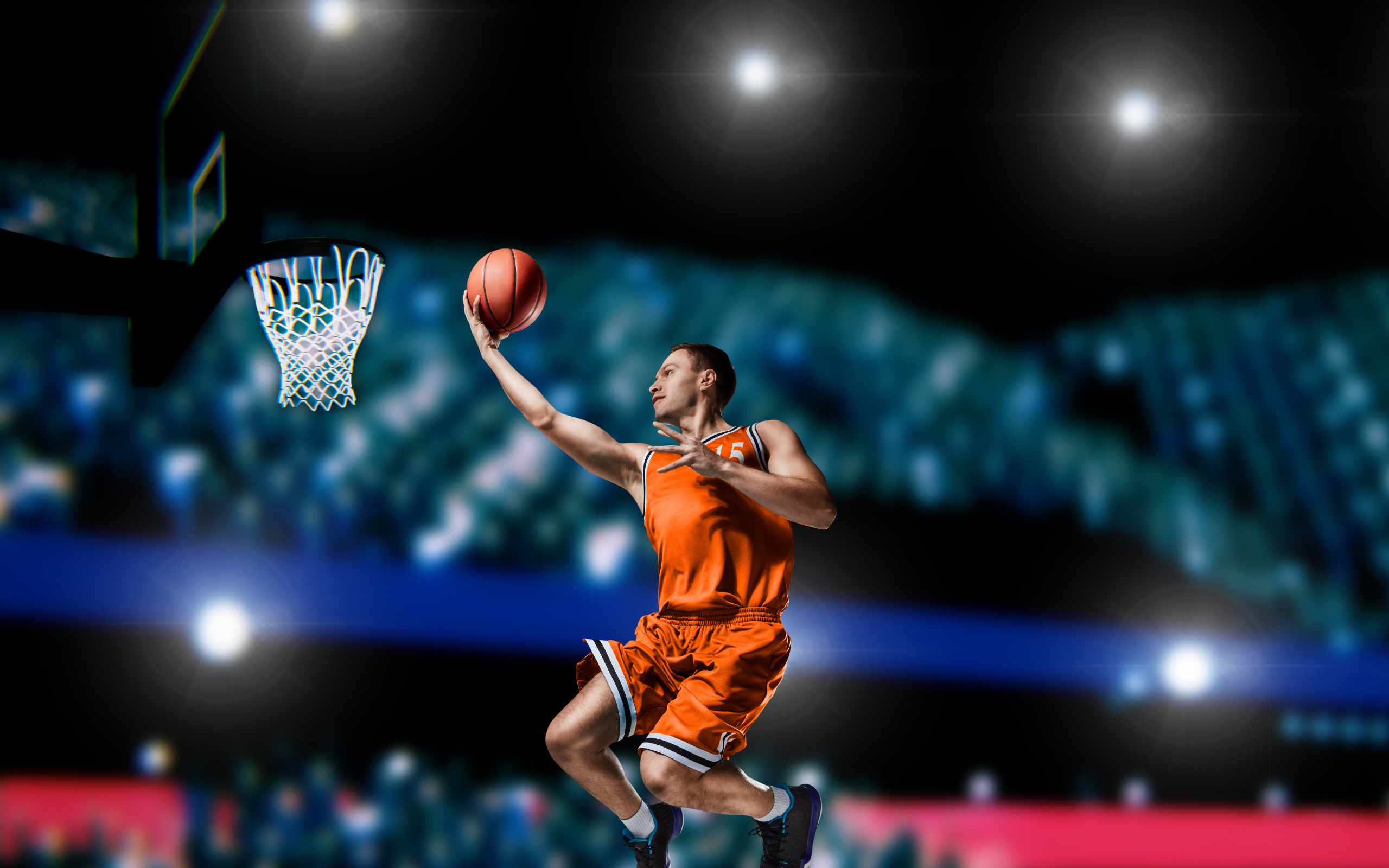 Парень баскетболист бросает мяч в кольцо