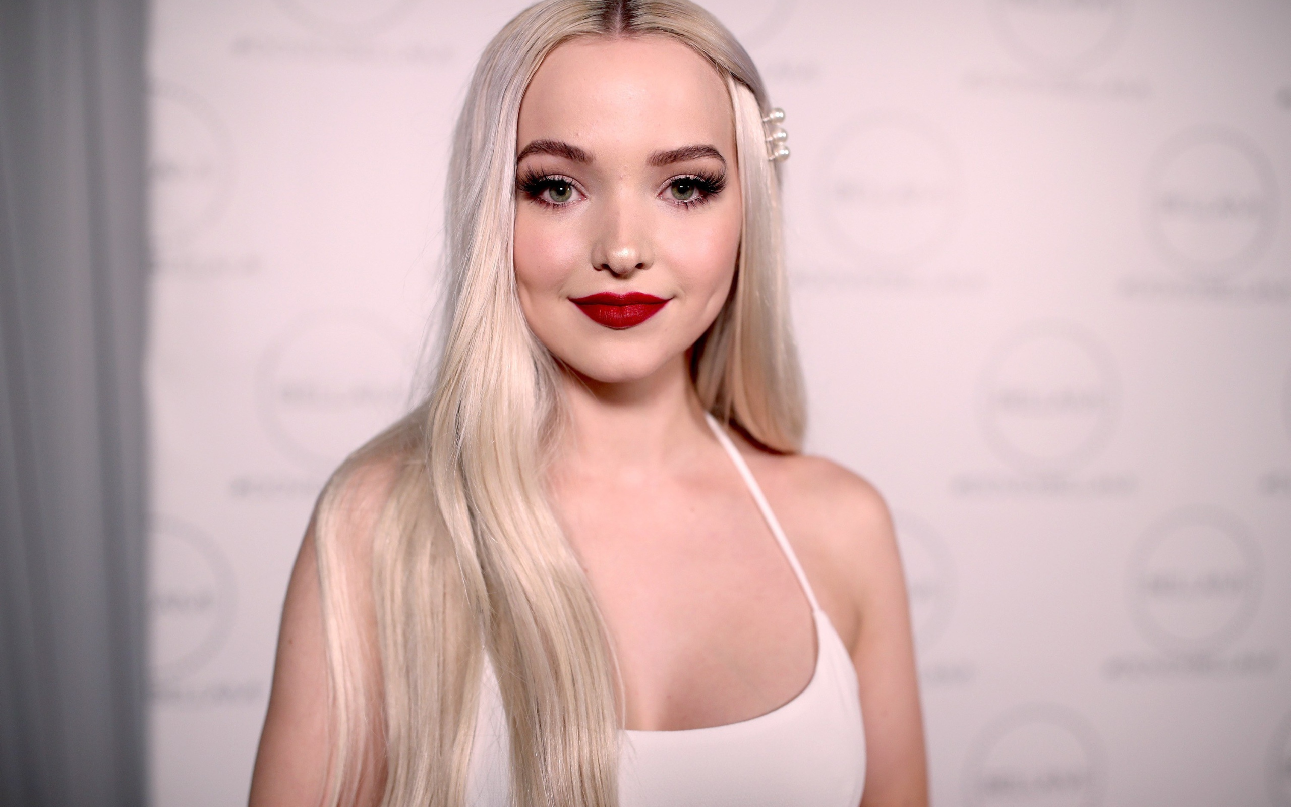 Красивая блондинка с длинными волосами актриса Дав Кэмерон