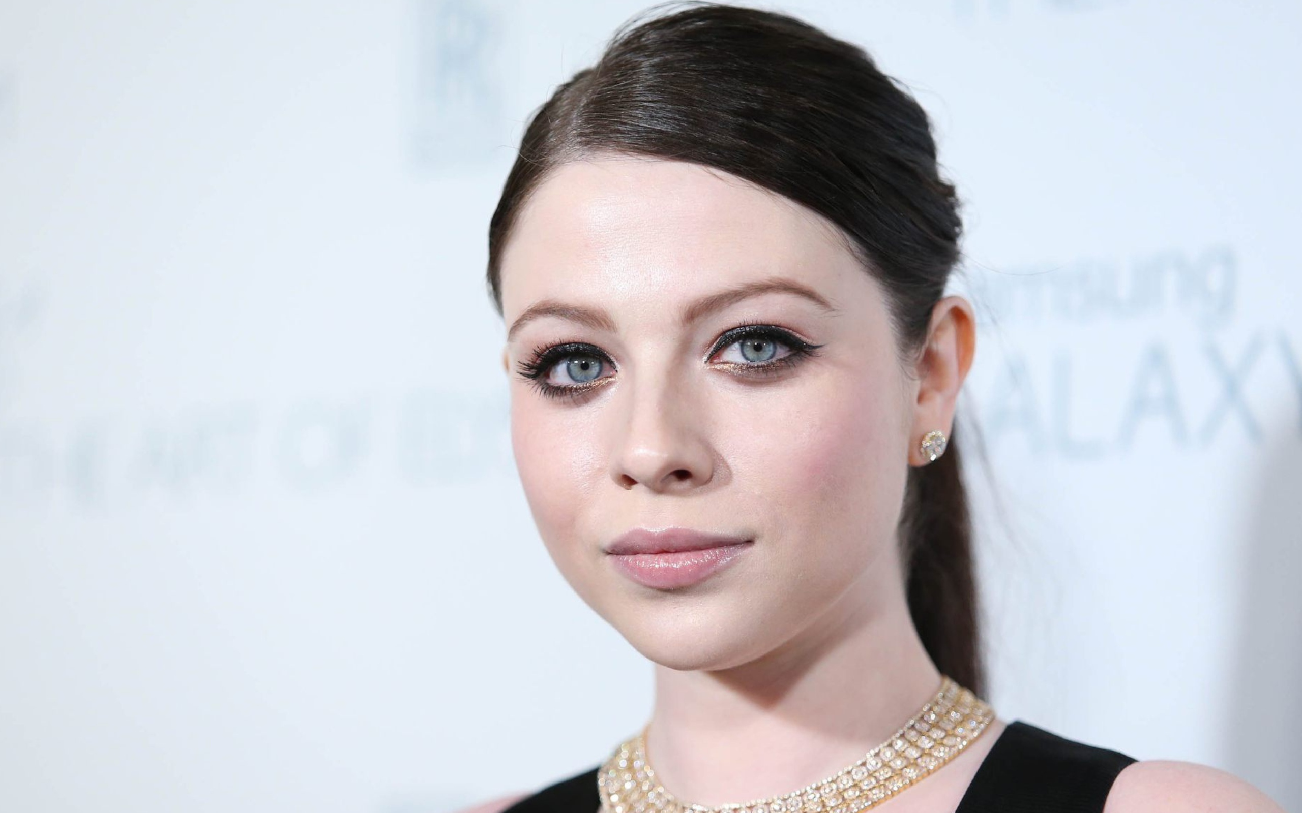 Красивая голубоглазая актриса Мишель Трахтенберг лицо крупным планом