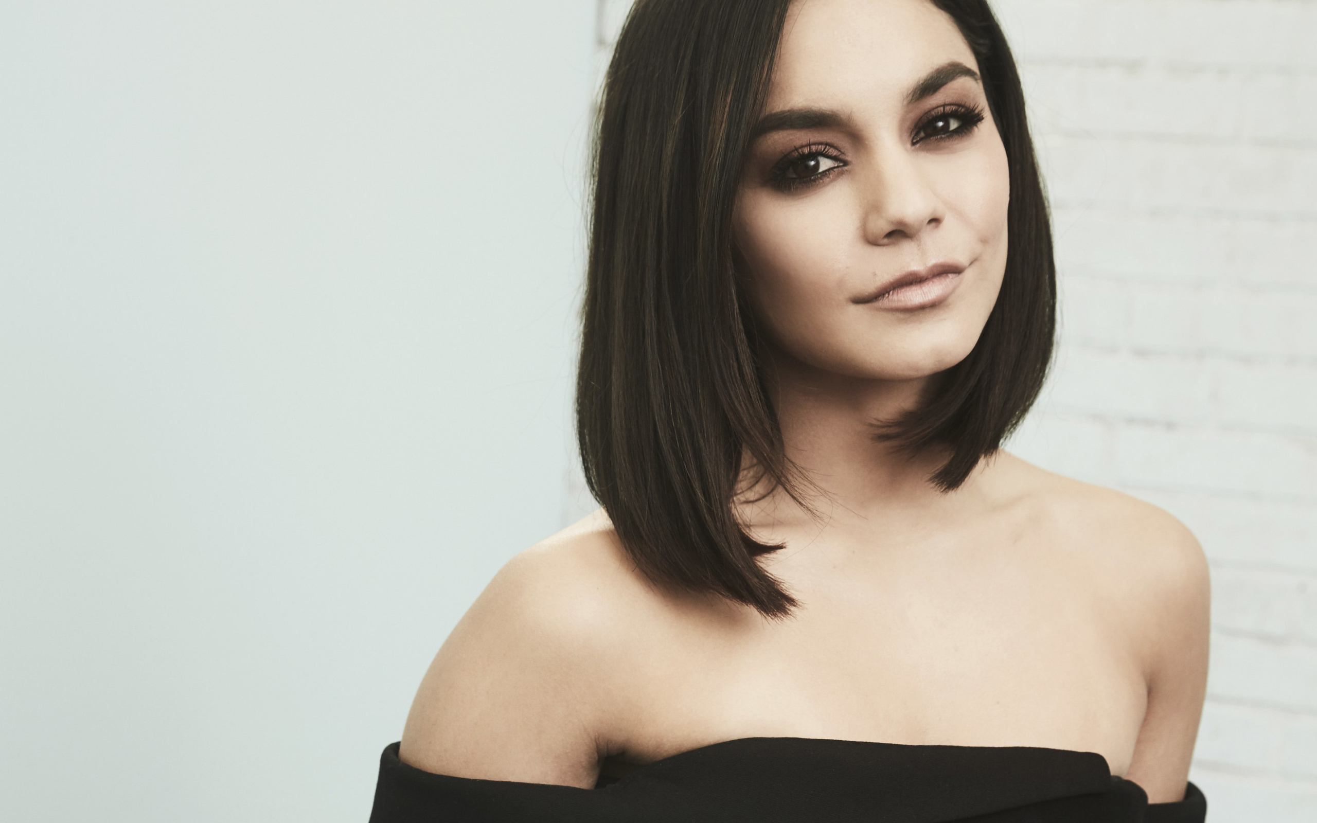 Красивая кареглазая девушка, актриса Ванесса Хадженс