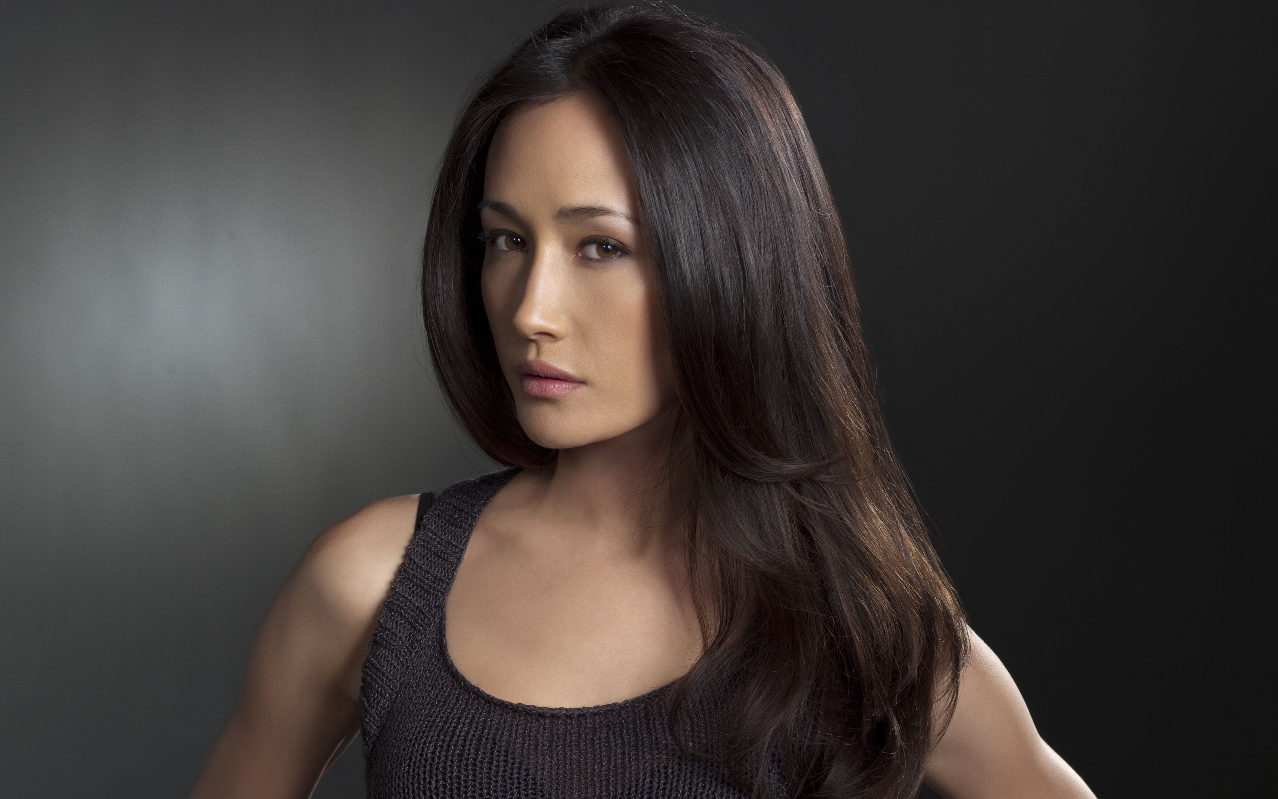 Красивая брюнетка актриса Мэгги Кью на сером фоне