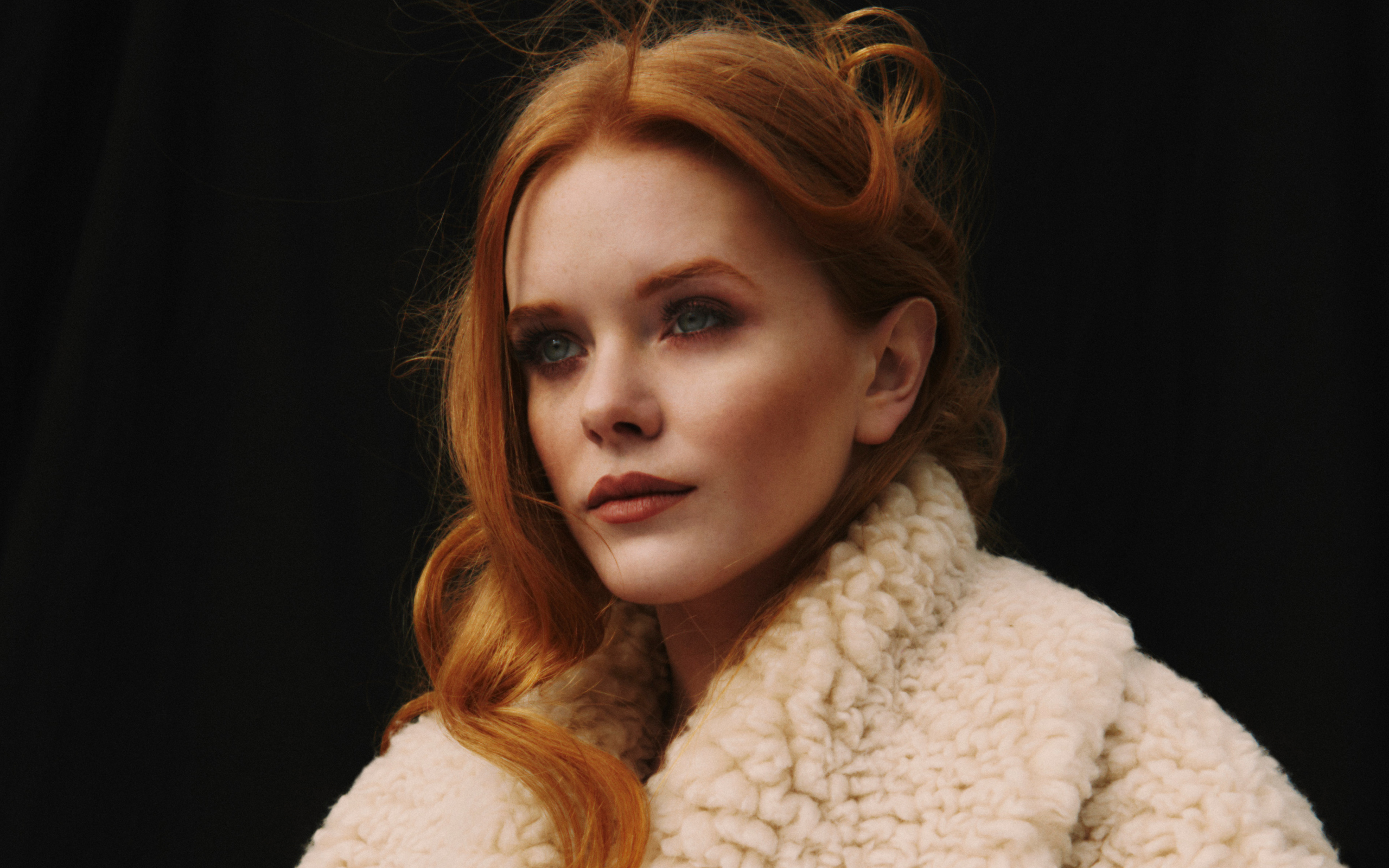 Красивая рыжеволосая девушка, актриса Эбигейл Коуэн