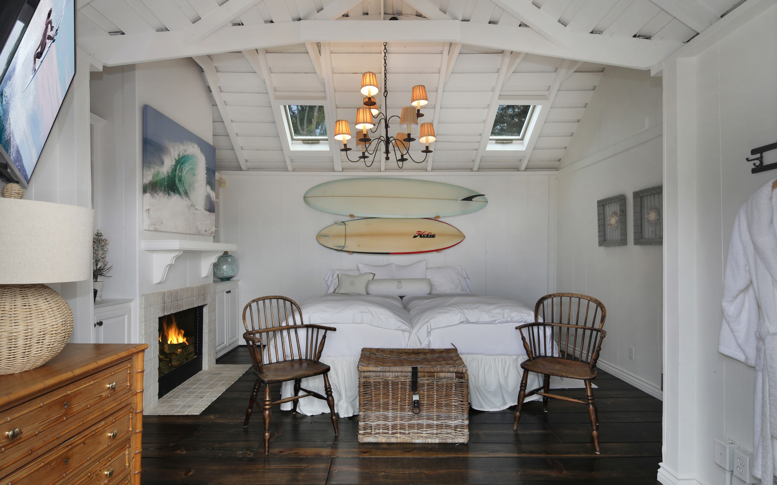 Спальня с большой белой кроватью и камином 