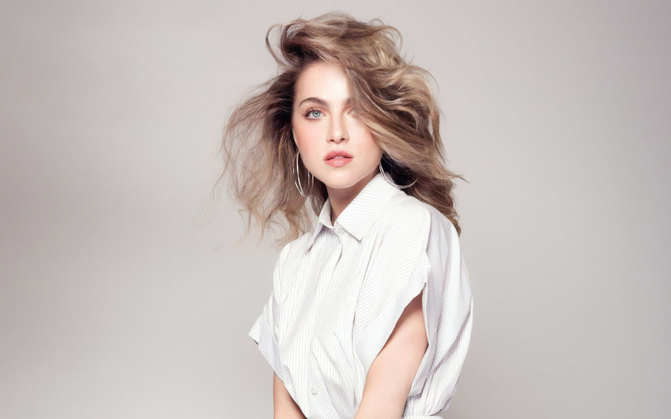 Голубоглазая девушка Энн Уинтерс на сером фоне