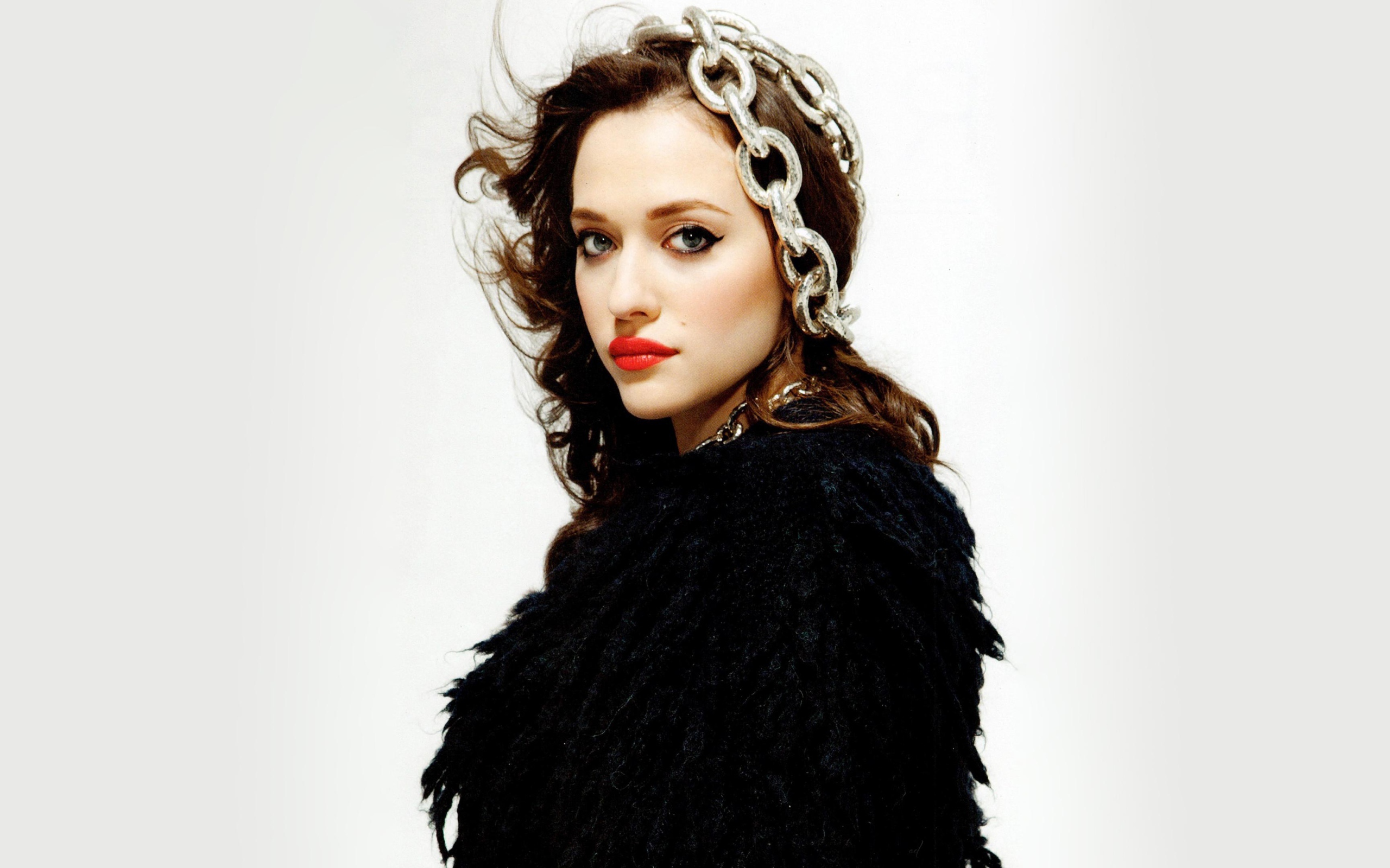 Яркая девушка, актриса Кэт Деннингс с цепями на голове 