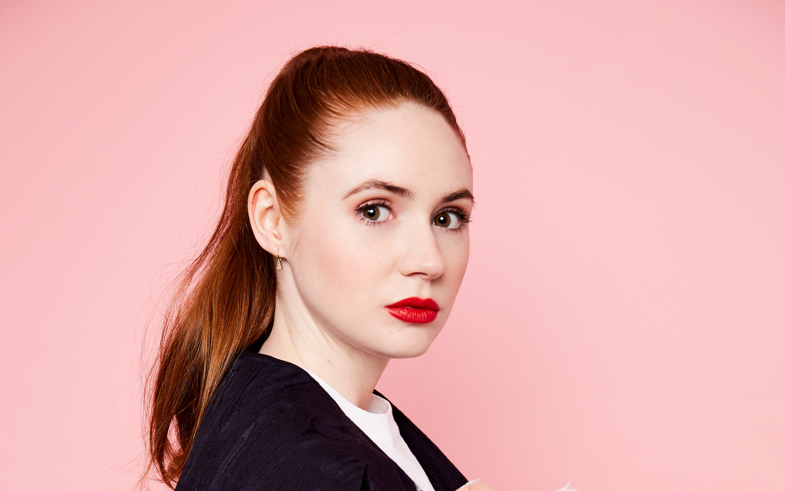 Яркая рыжеволосая девушка, актриса Карен Гиллан на розовом фоне