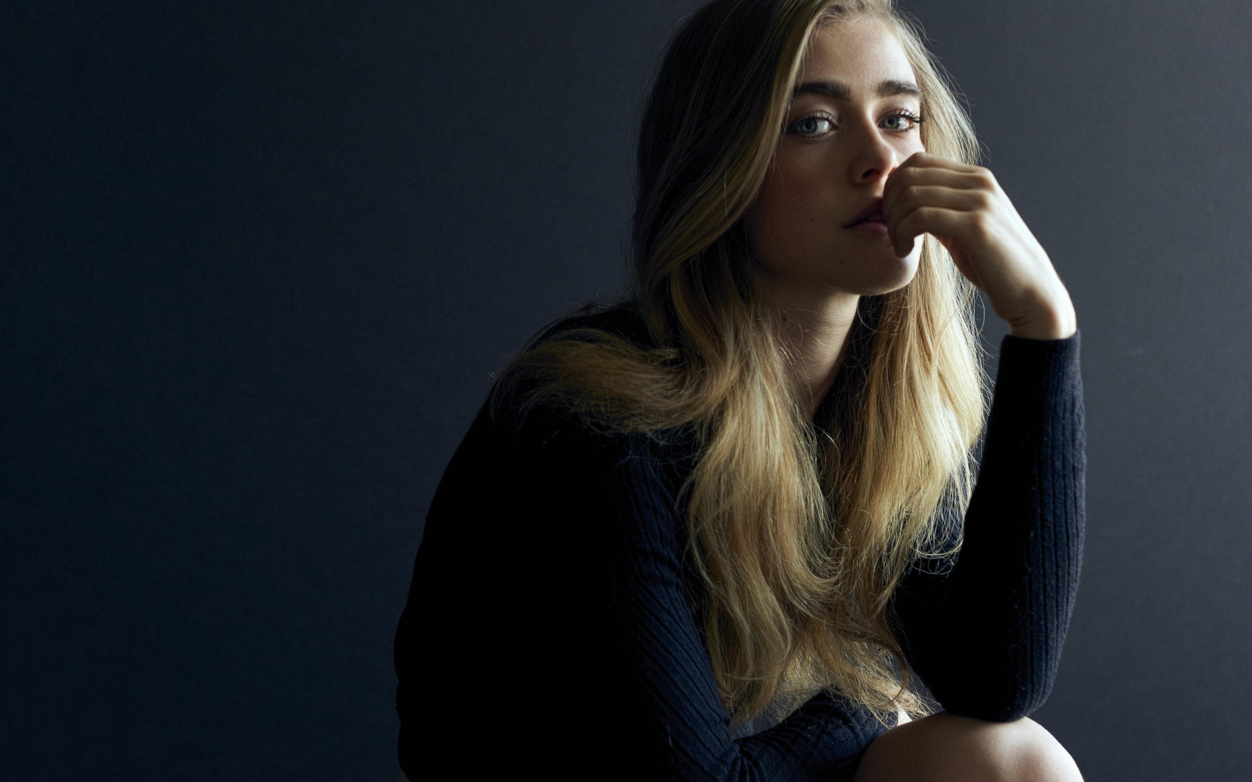 Канадская актриса Мелисса Роксбург на сером фоне