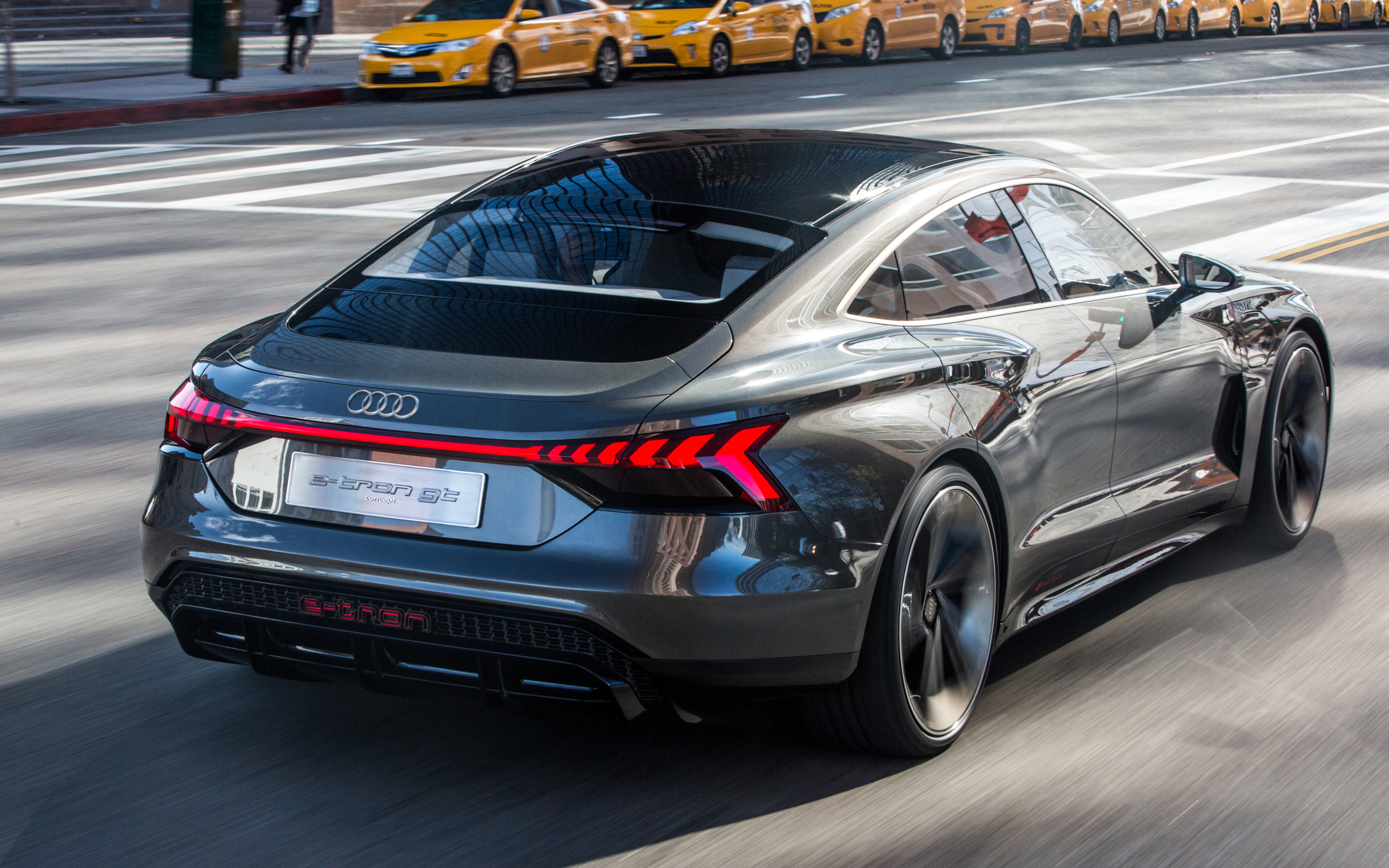 Автомобиль Audi E-Tron GT, 2019 года вид сзади