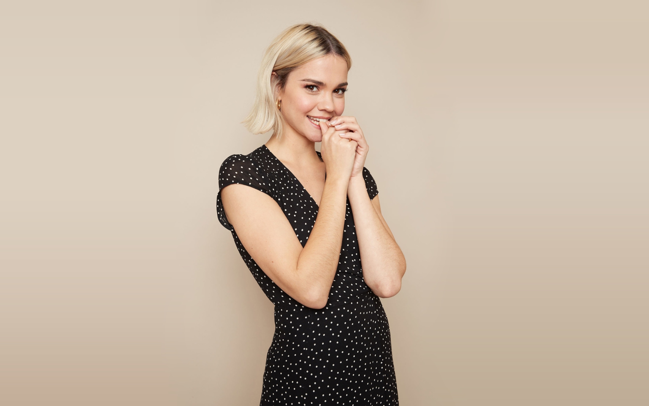 Милая девушка блондинка, актриса Майя Митчелл