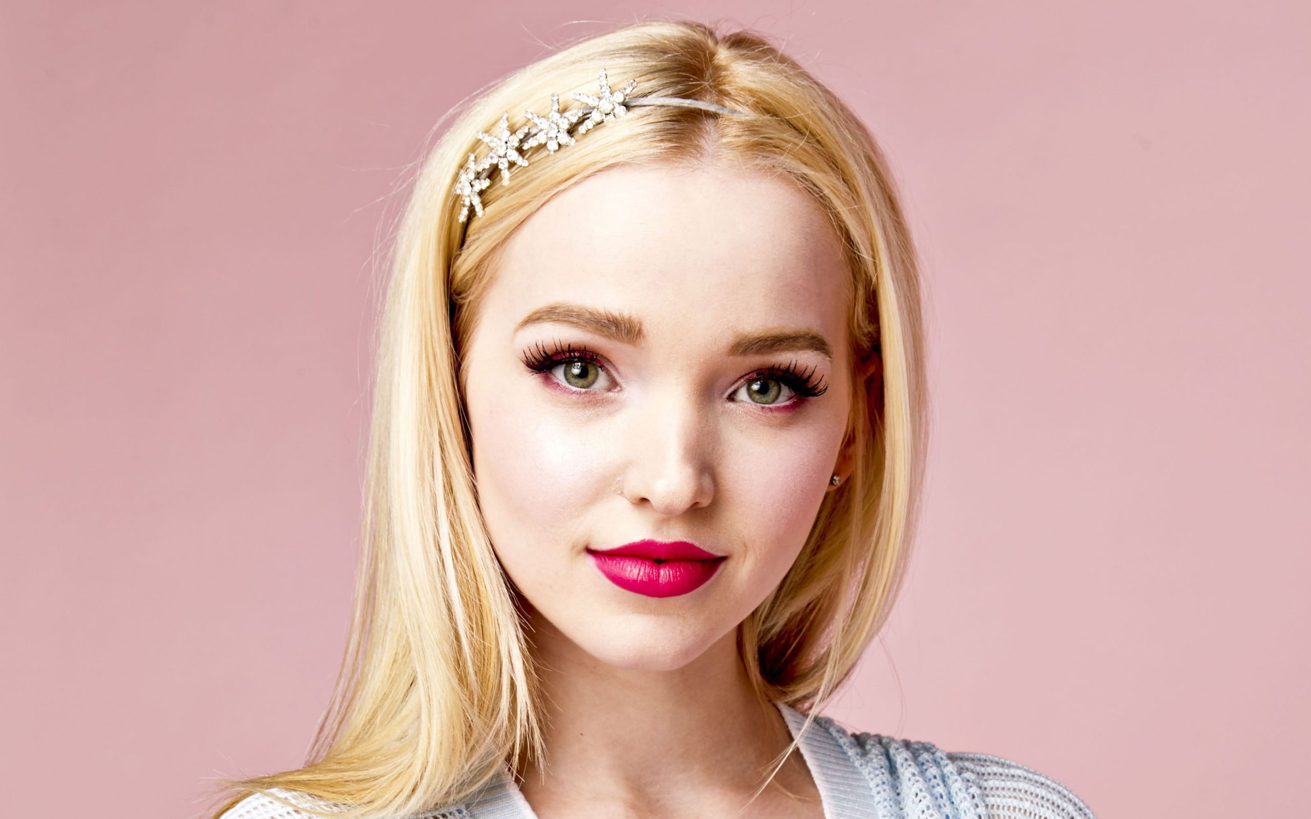 Милая девушка актриса Дав Кэрон на розовом фоне