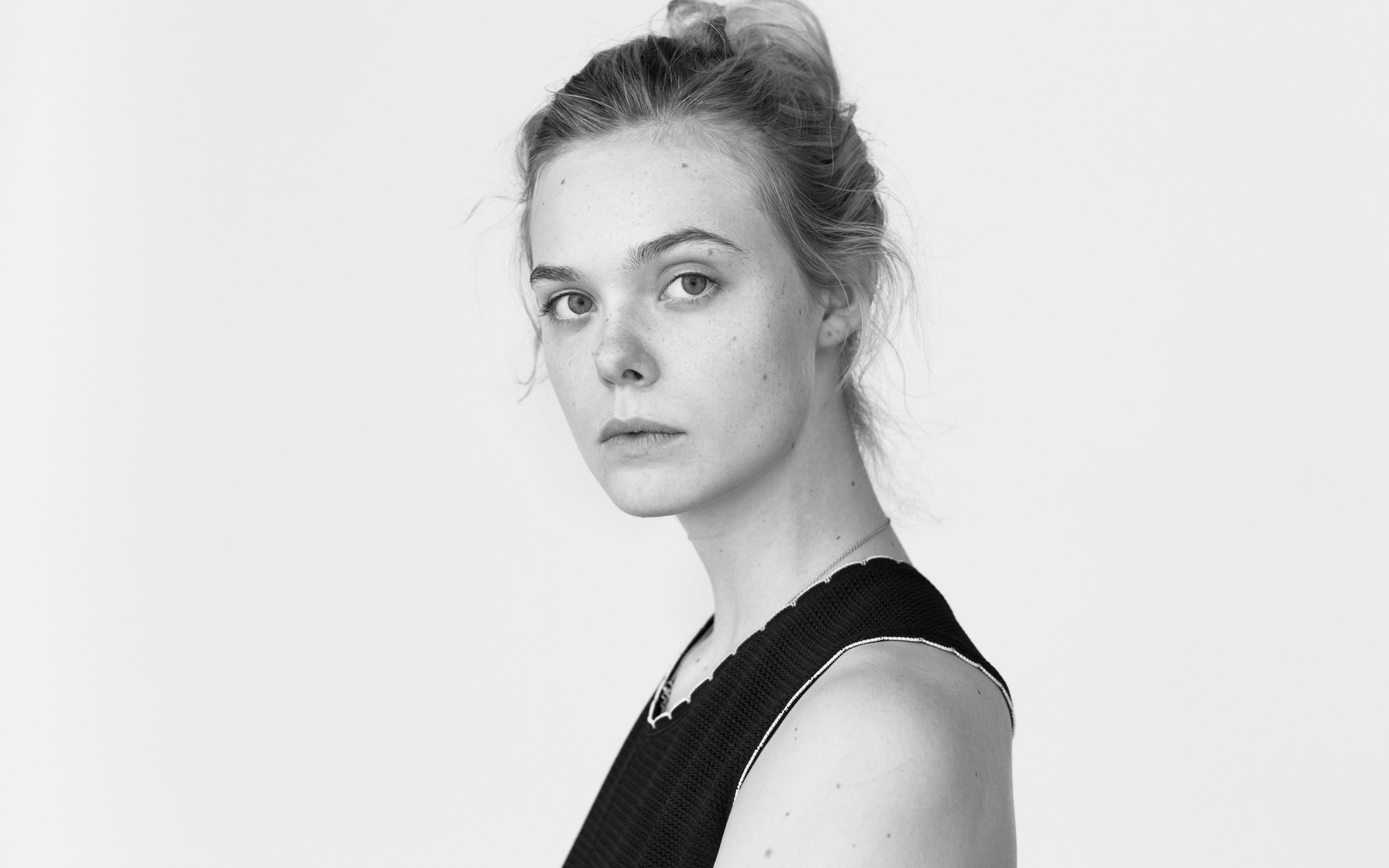 Милая настоящая девушка, актриса Эль Фаннинг черно - белое фото 