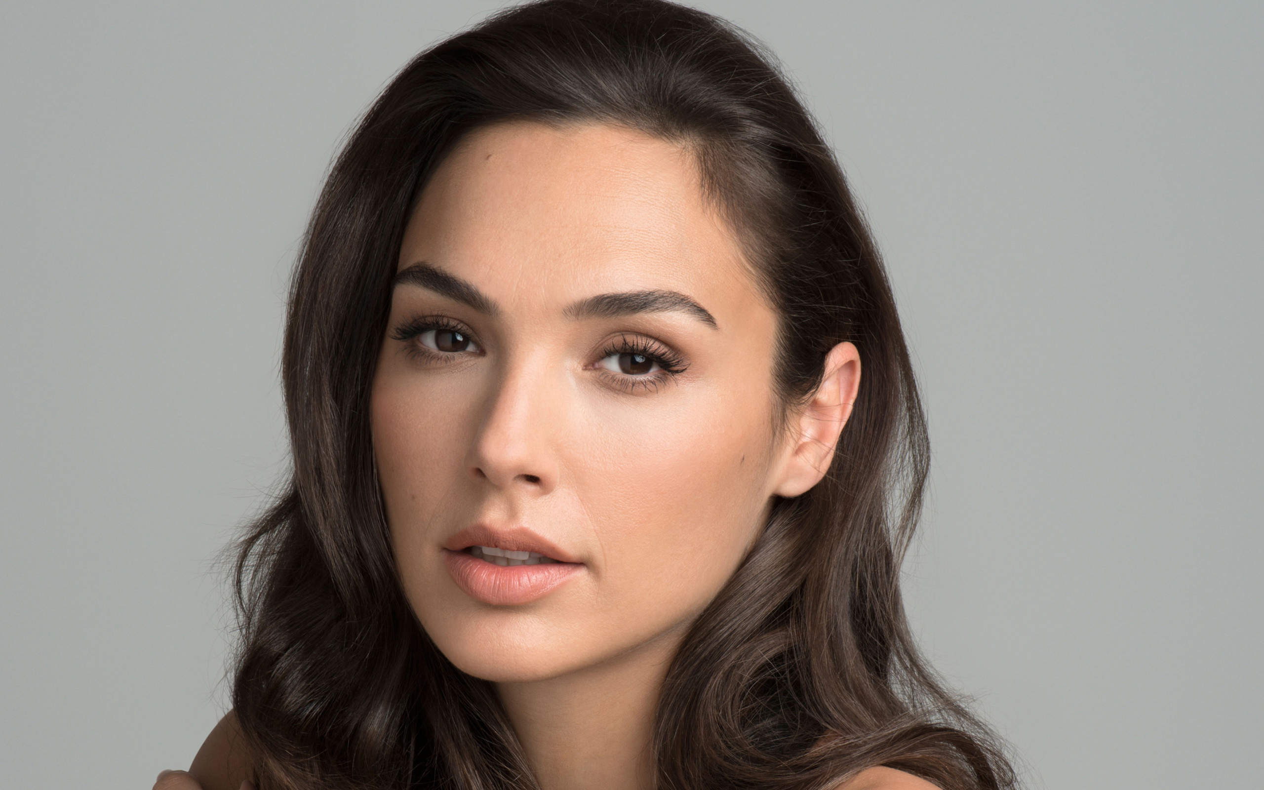 Нежная Галь Гадот на сером фоне