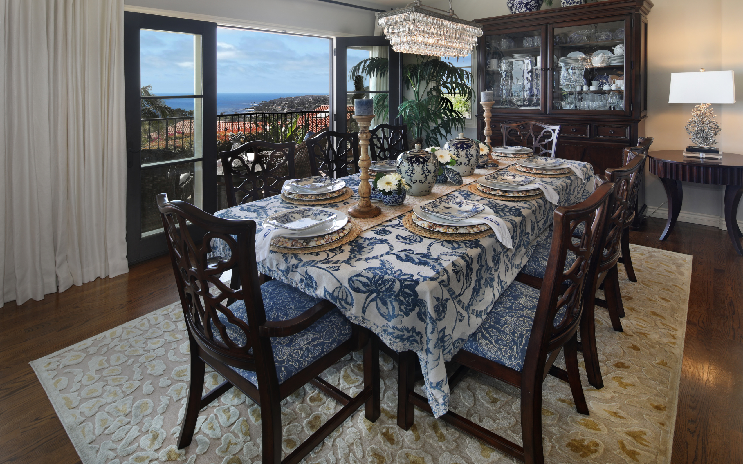 Столовая комната с большим дубовым столом  и красивой посудой