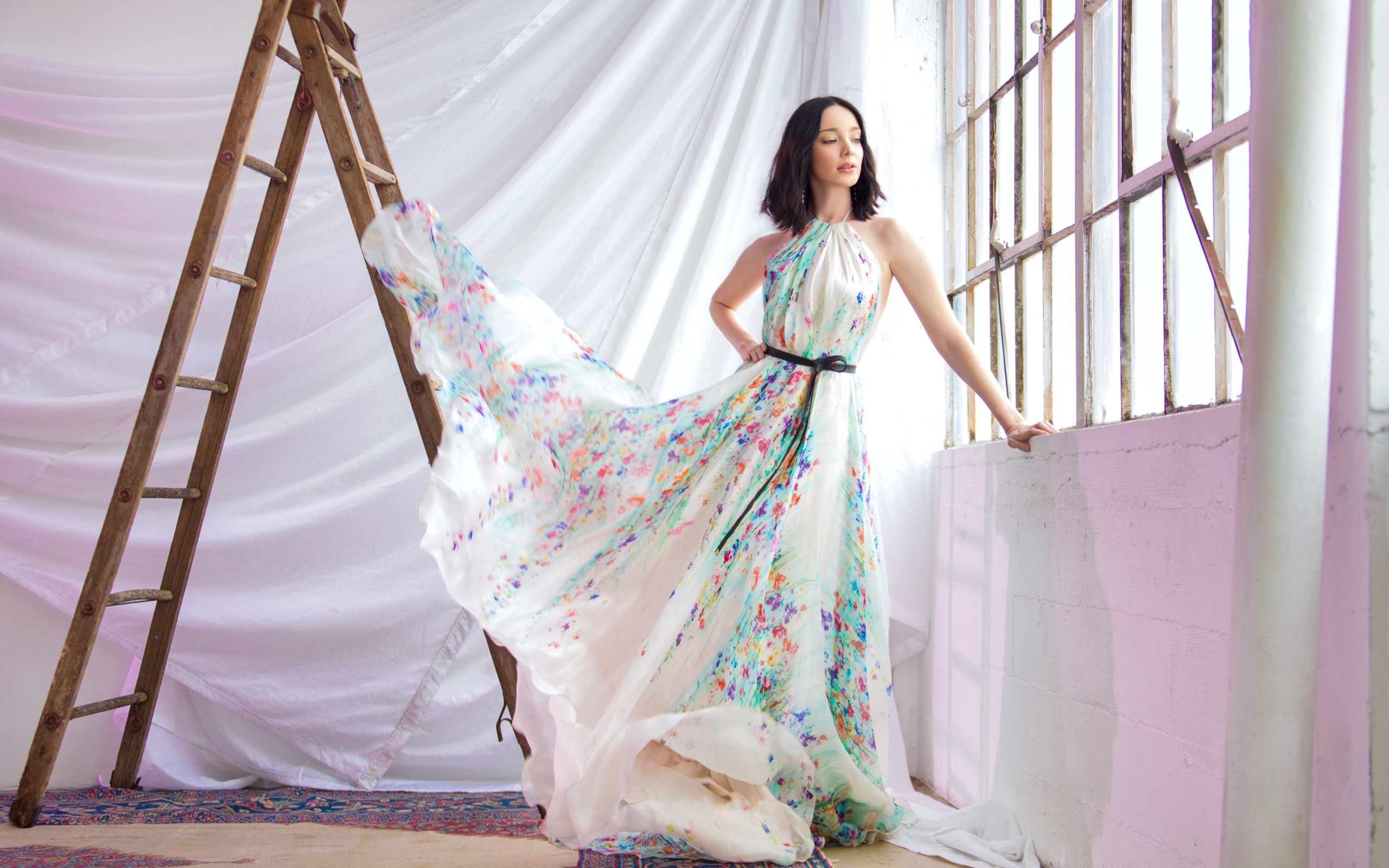 Девушка в красивом платье, актриса Эмма Дюмон у окна