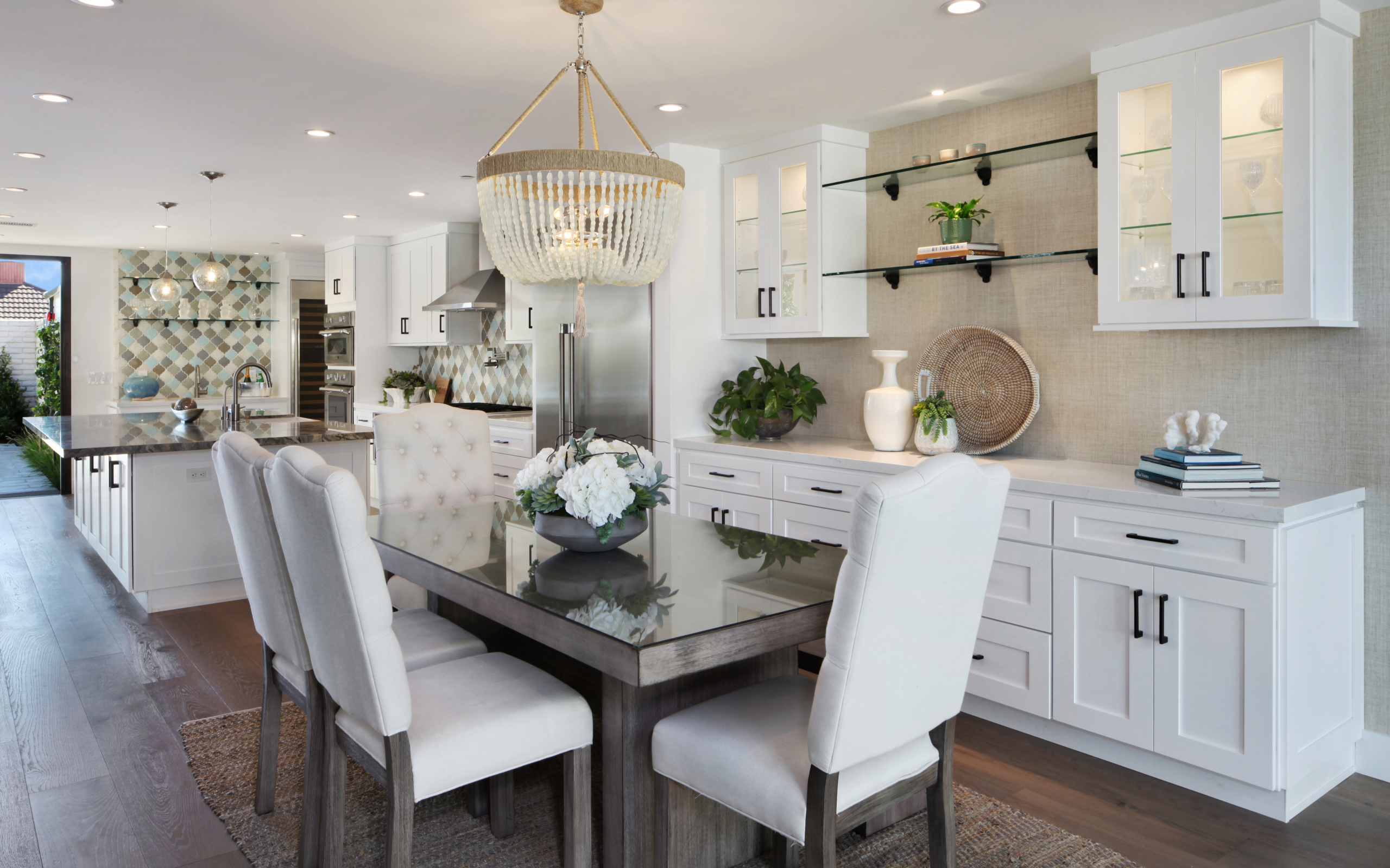 Кухня со столовой с белой мебелью 