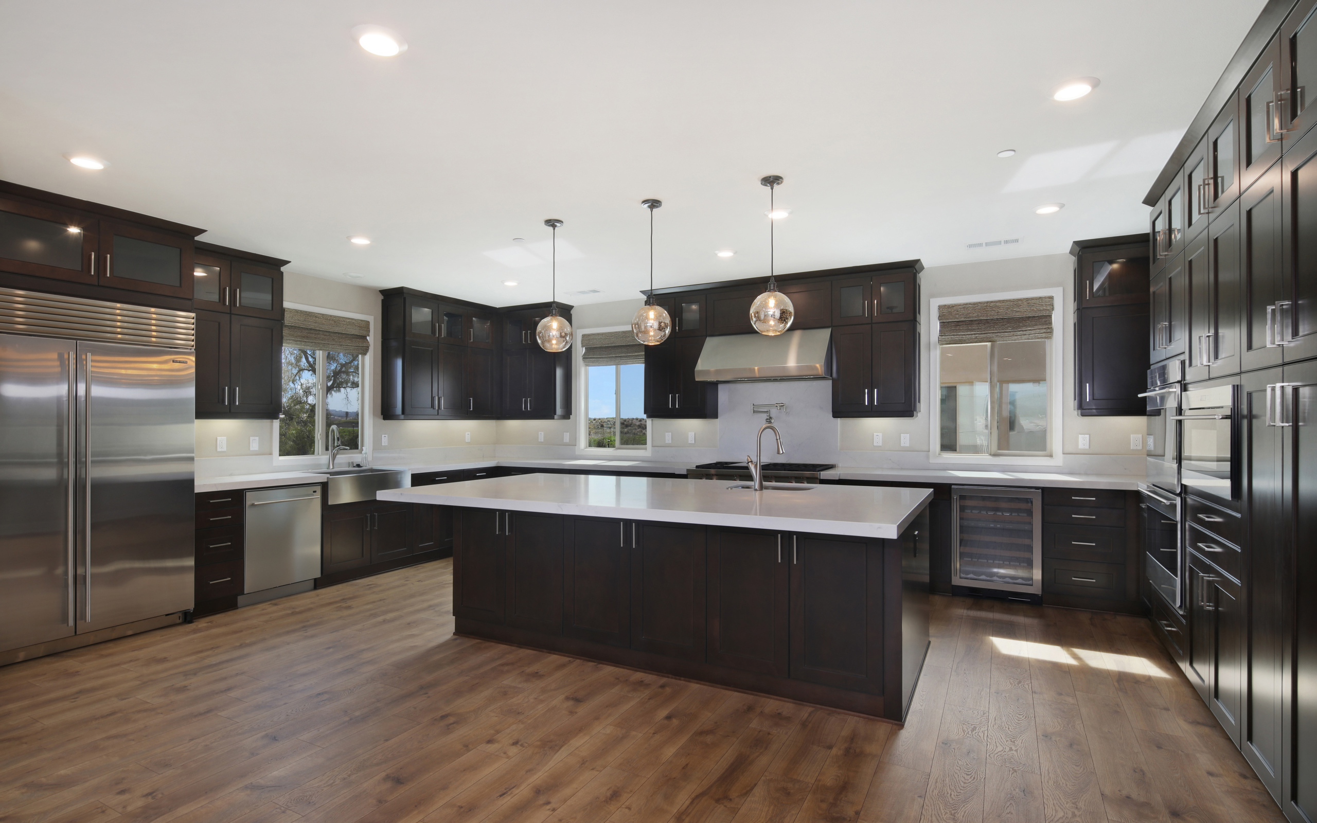 Большая просторная кухня с мебелью в коричневых тонах