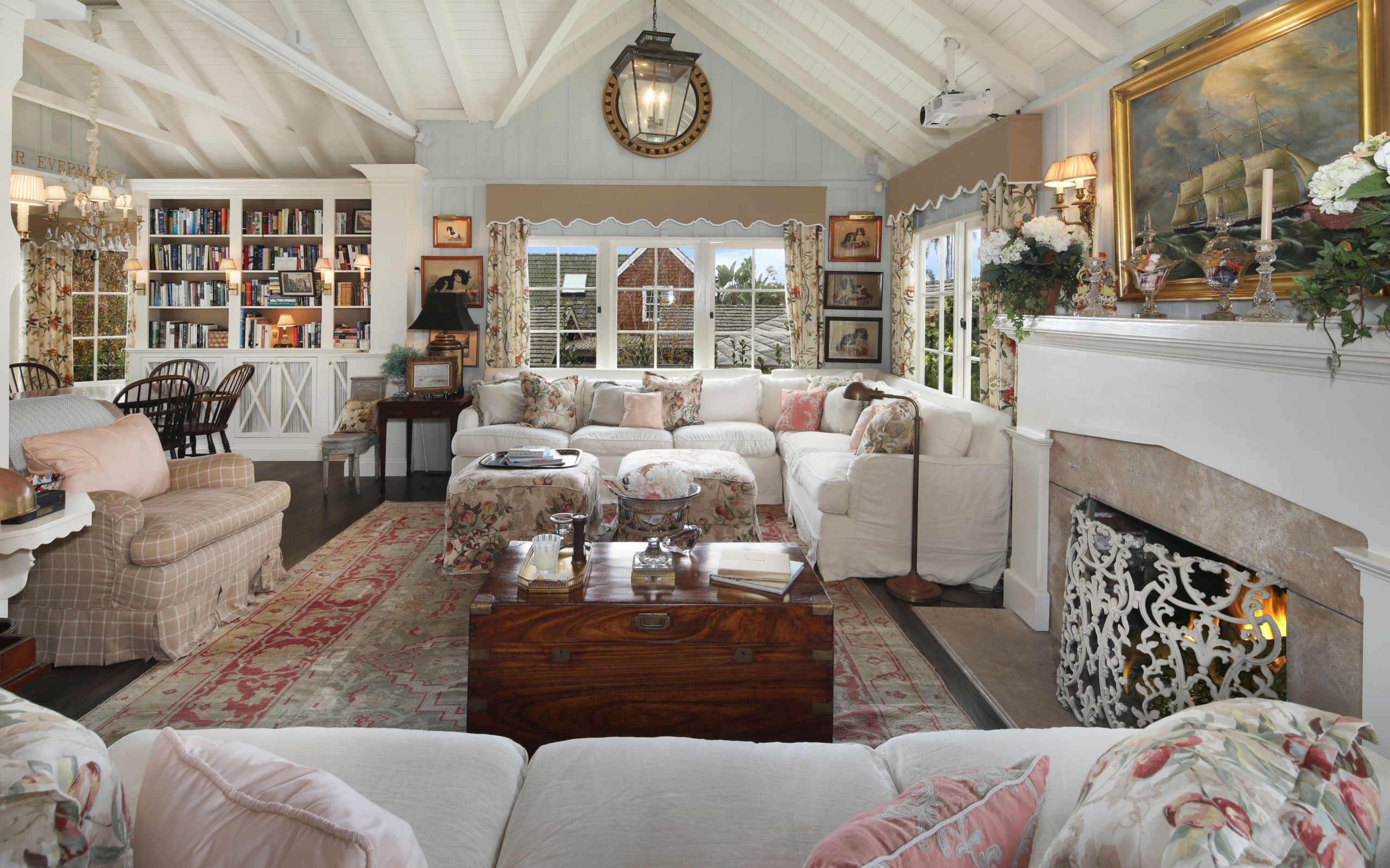 Гостиная комната с диванами и мягким креслом с камином