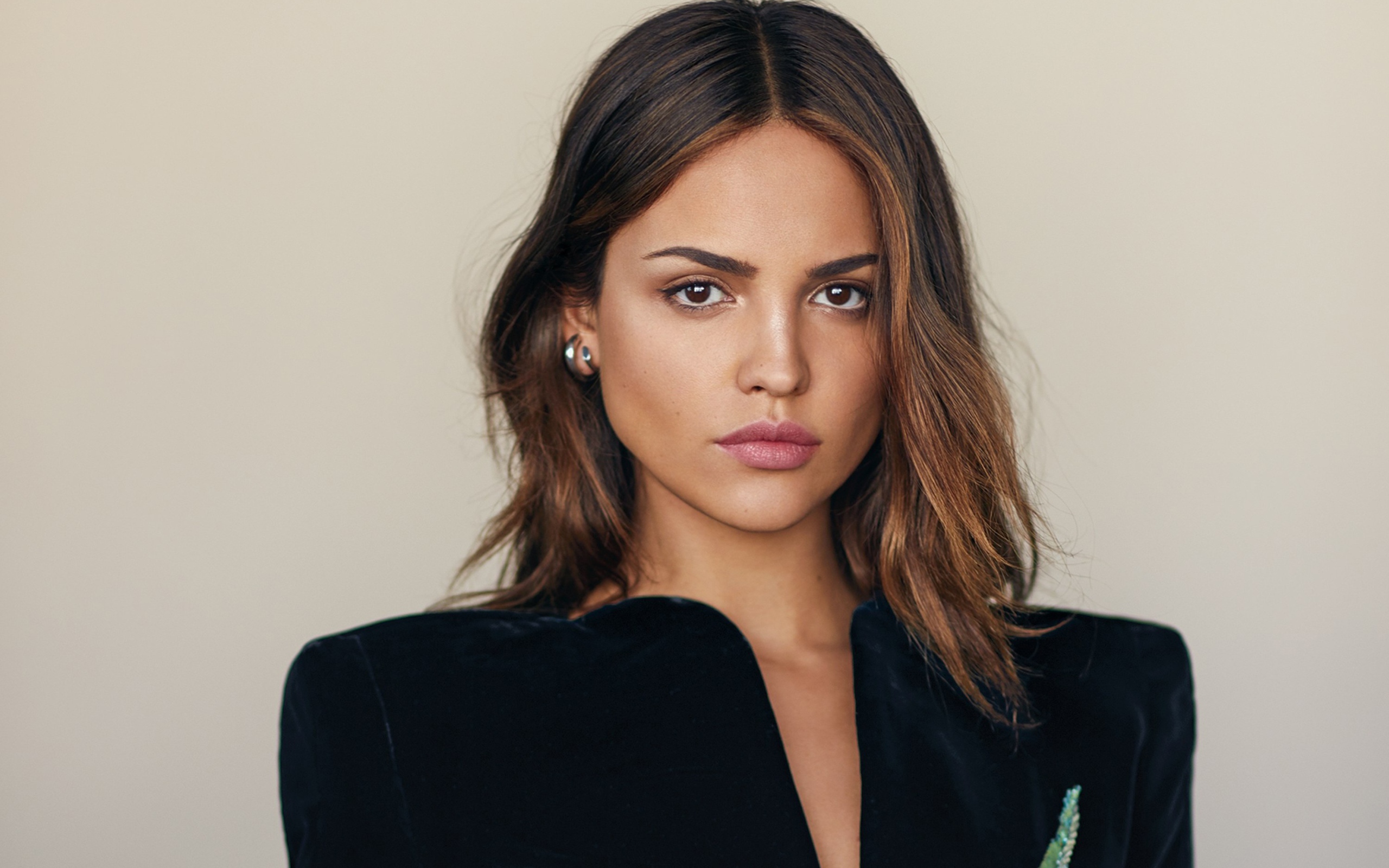 Мексиканская актриса Эйса Гонсалес на сером фоне