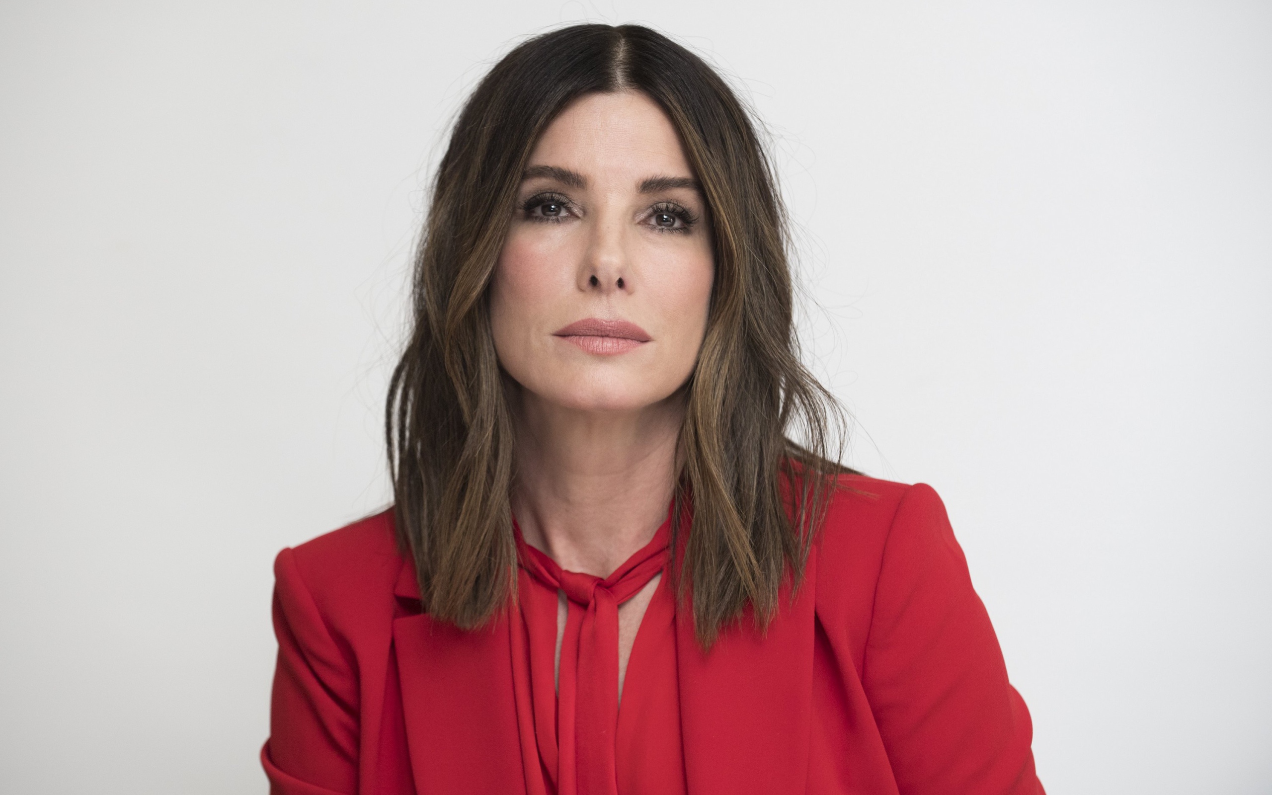 Популярная актриса Сандра Буллок в красном костюме 