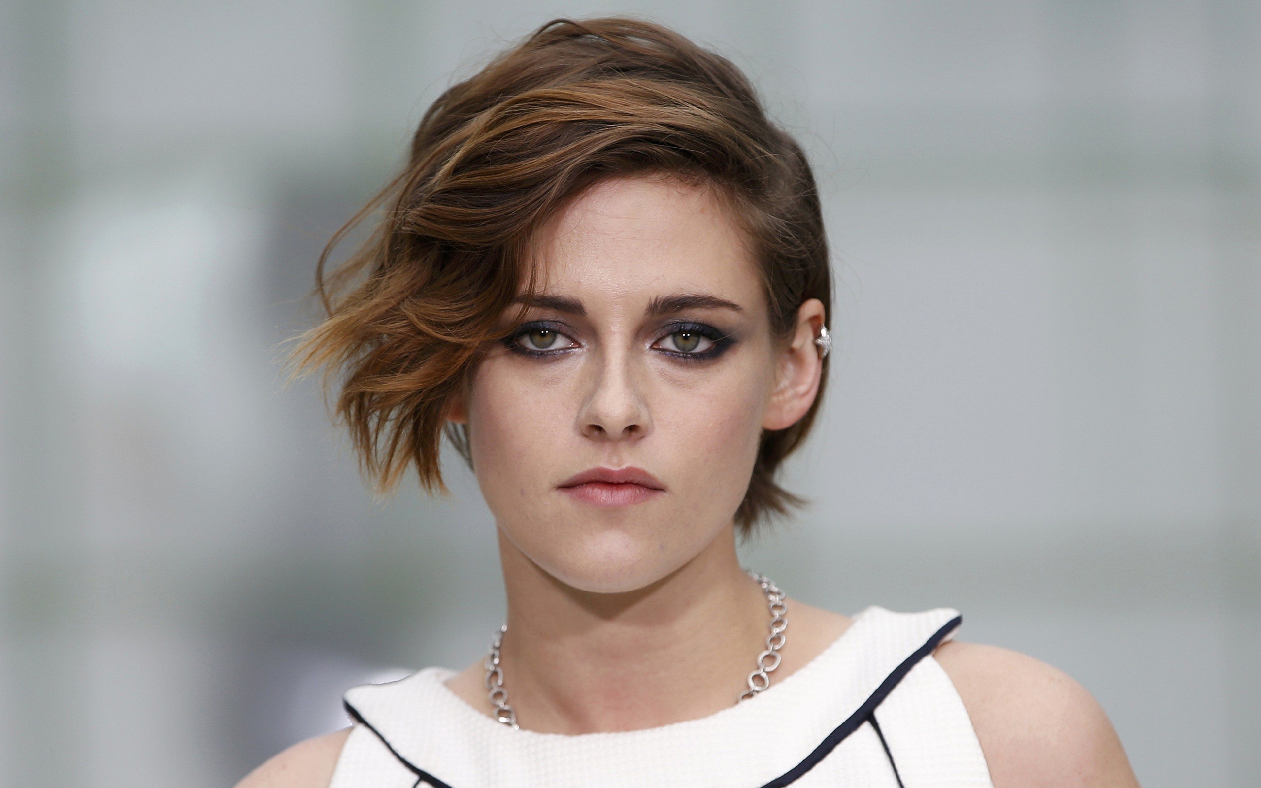 Популярная молодая актриса Кристен Стюарт с короткой стрижкой