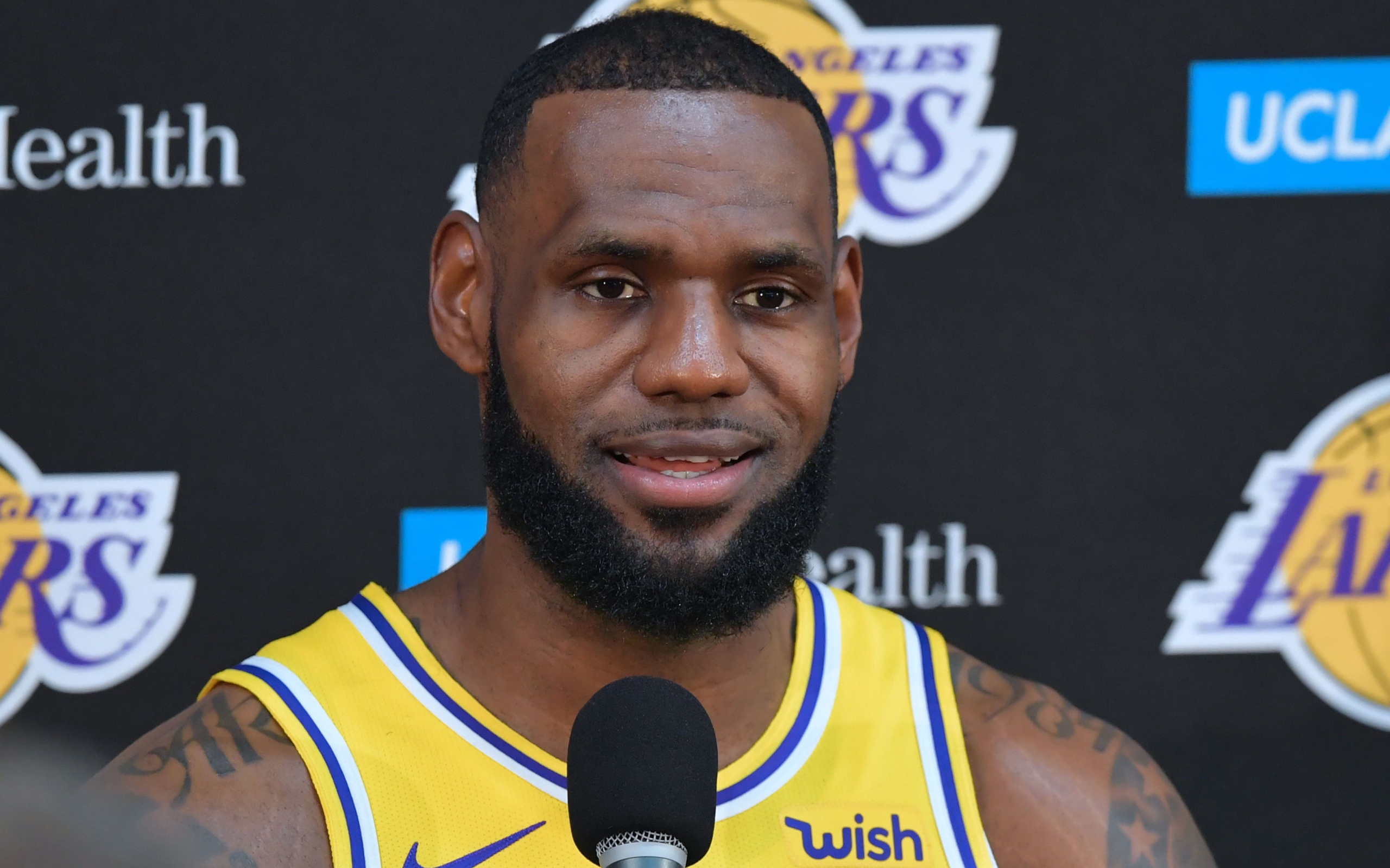 Профессиональный американский баскетболист Леброн Джеймс