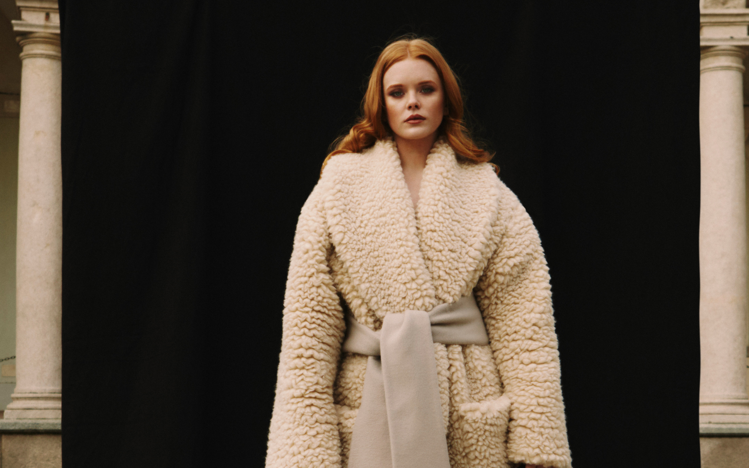 Рыжеволосая актриса Эбигейл Коуэн в шубе