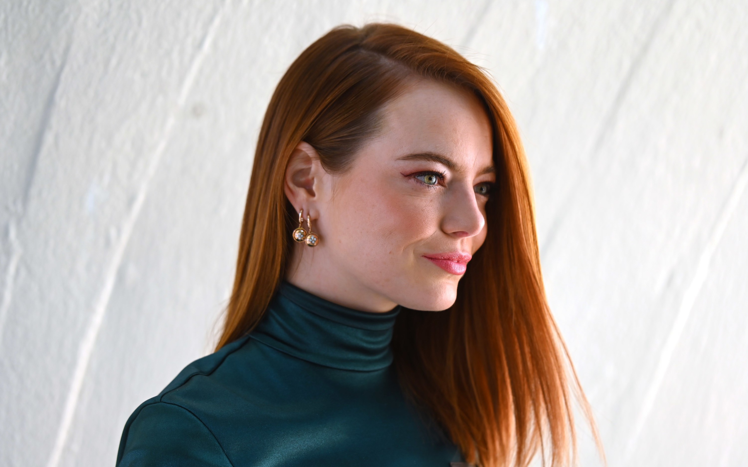 Рыжеволосая актриса Эмма Стоун вид сбоку