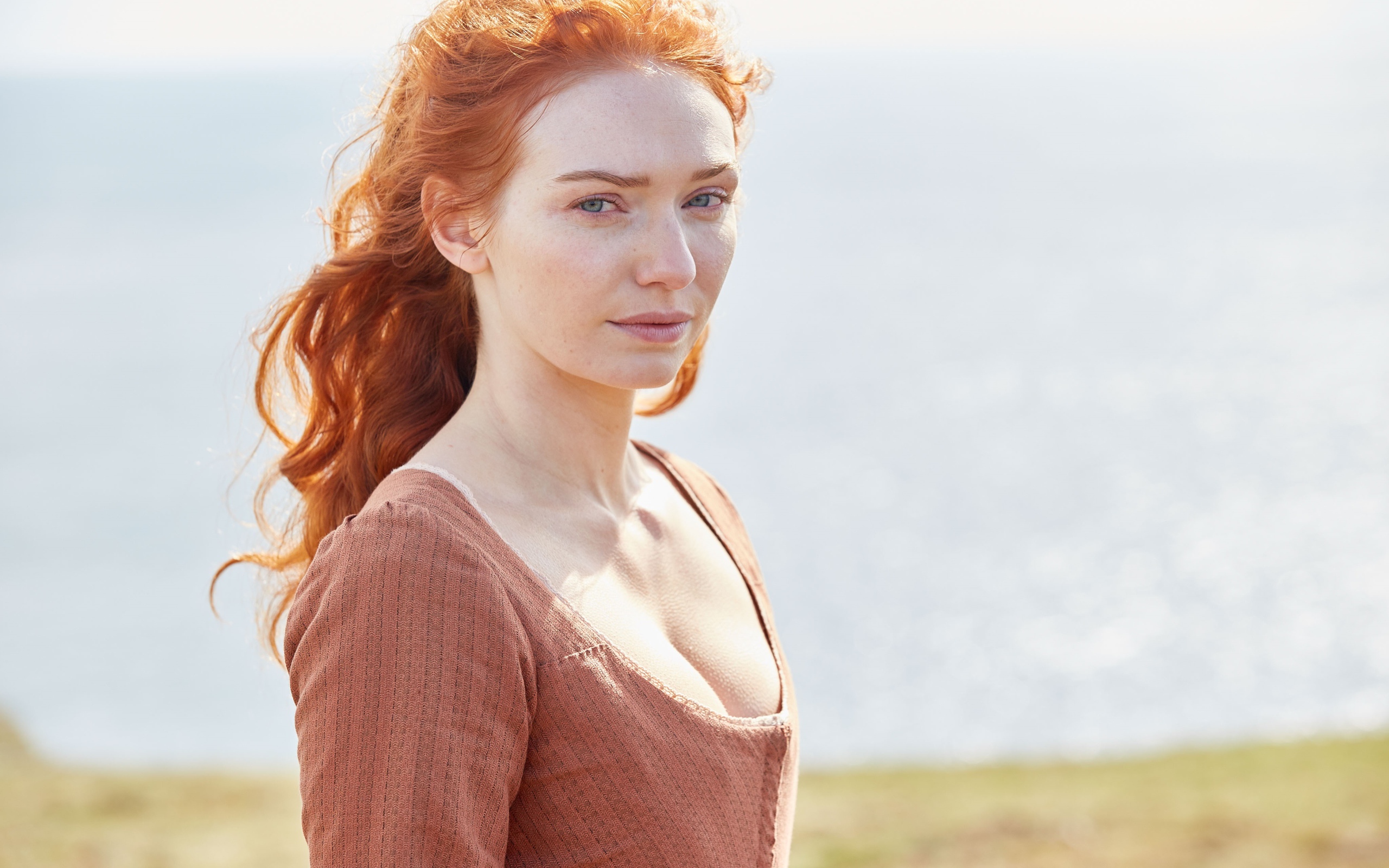 Рыжеволосая девушка, актриса Элеонор Томлинсон