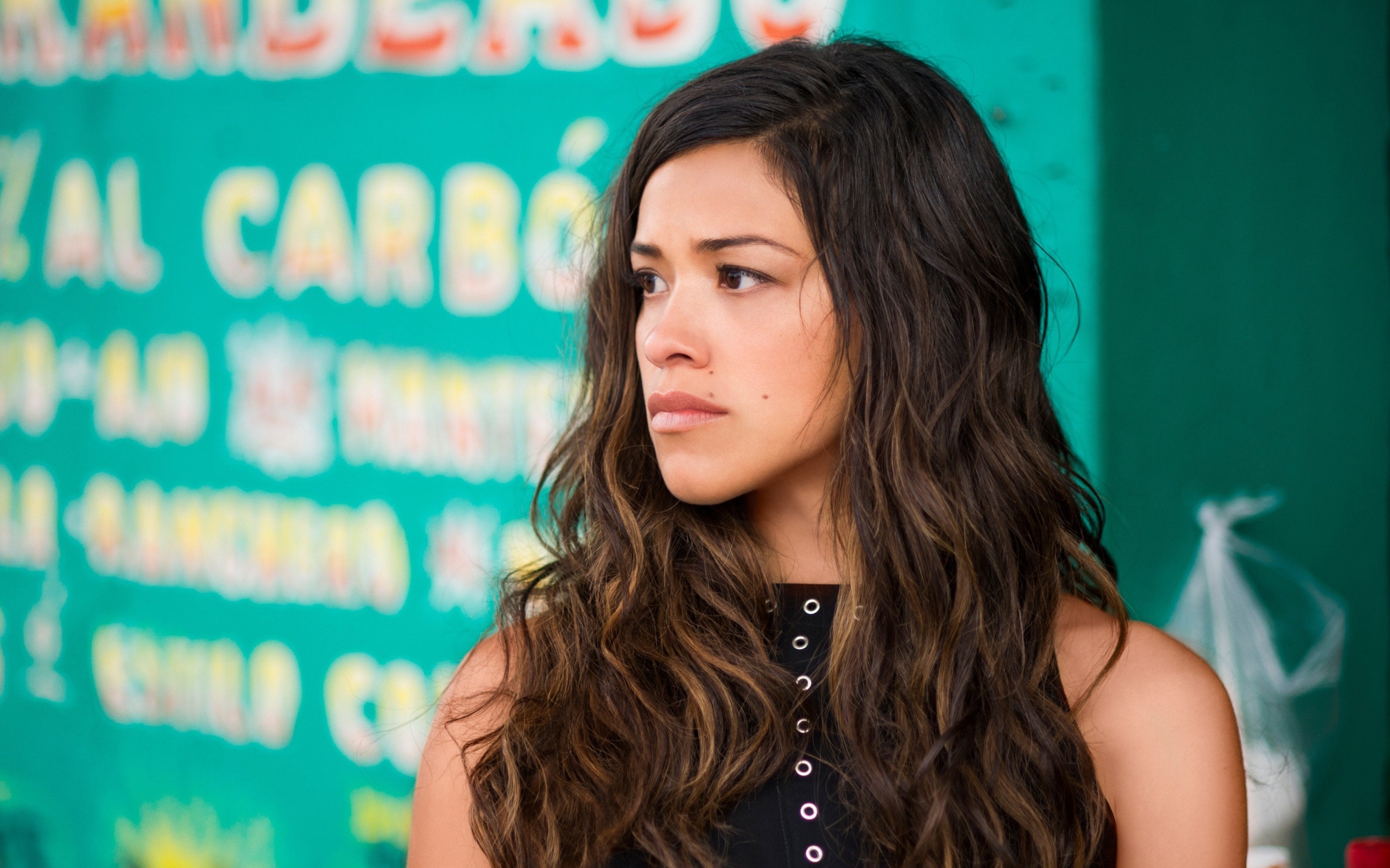 Серьезная девушка, американская актриса Джина Родригес