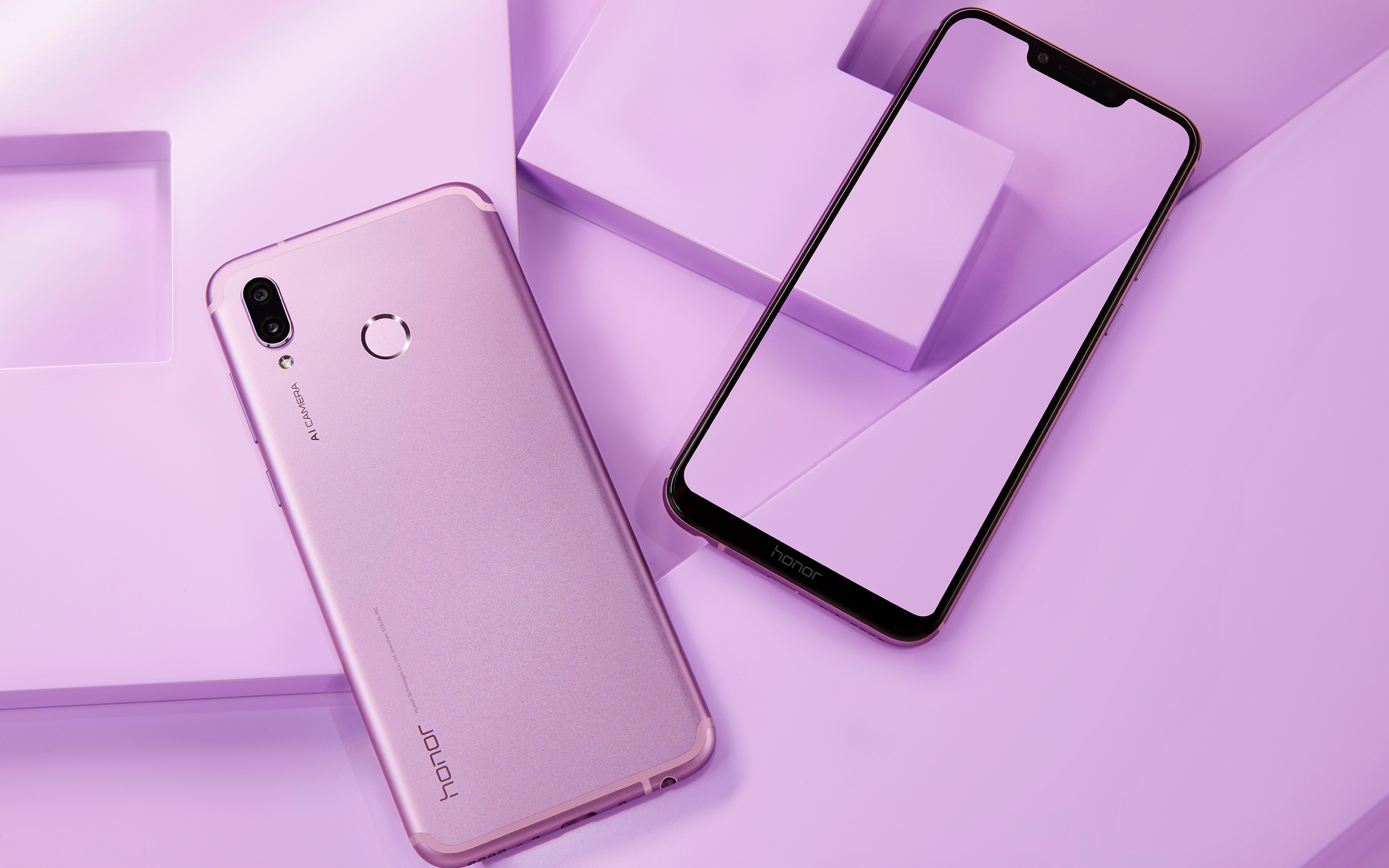 Смартфон  Honor Play на сиреневом фоне