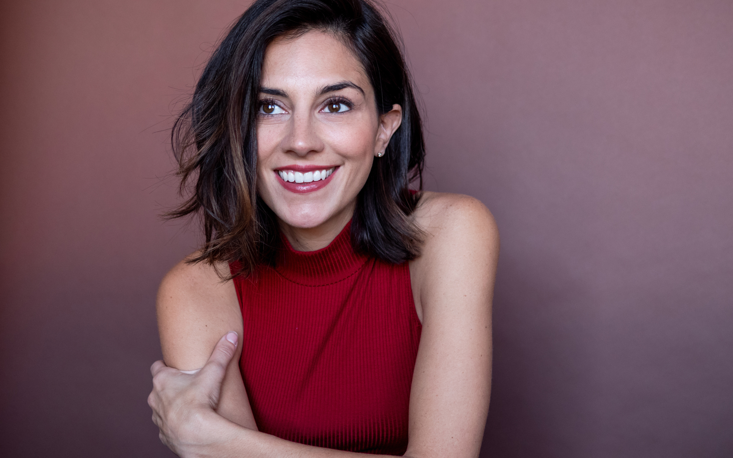 Улыбающаяся актриса Мелани Миничино