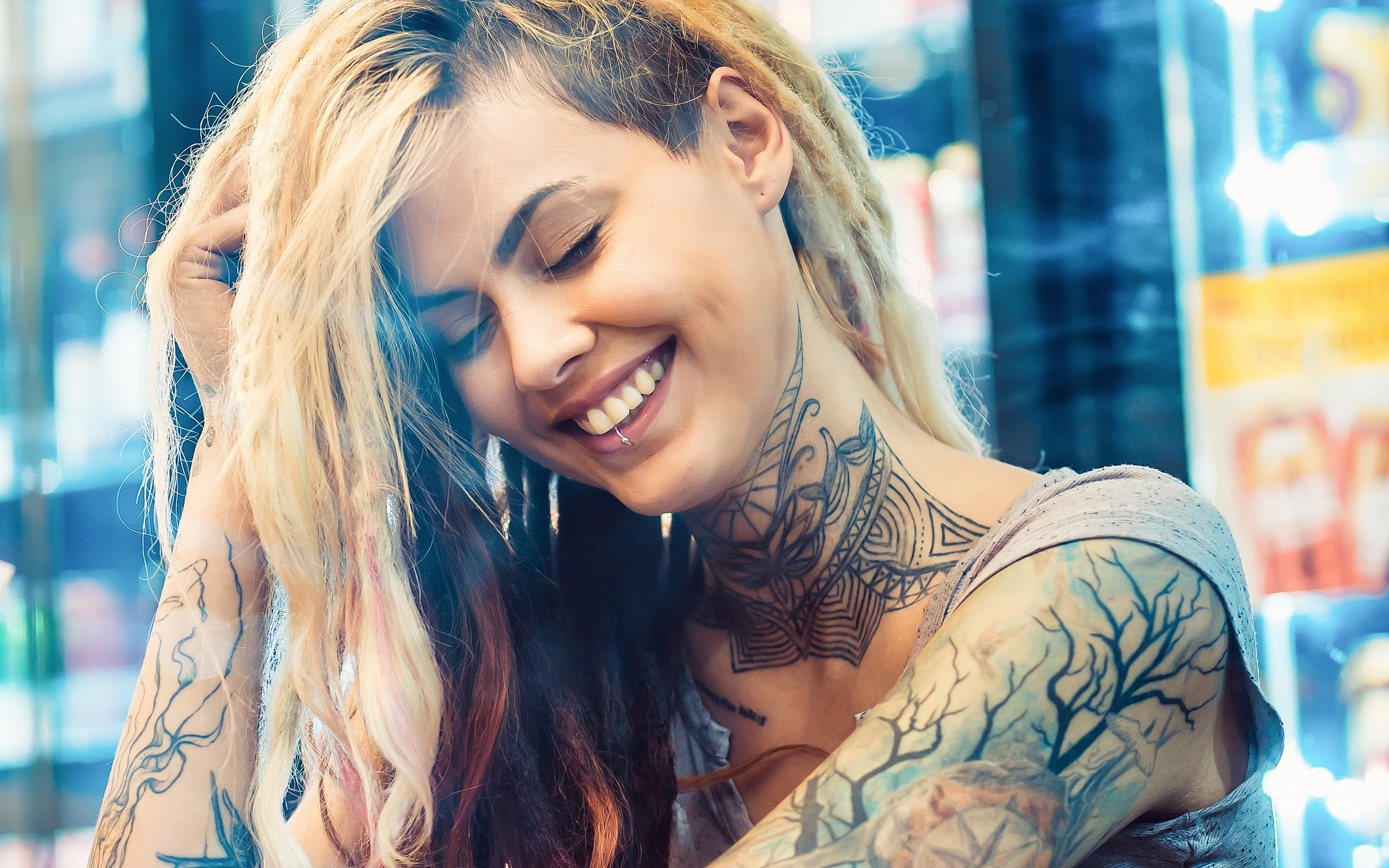 Улыбающаяся девушка с татуировками на теле
