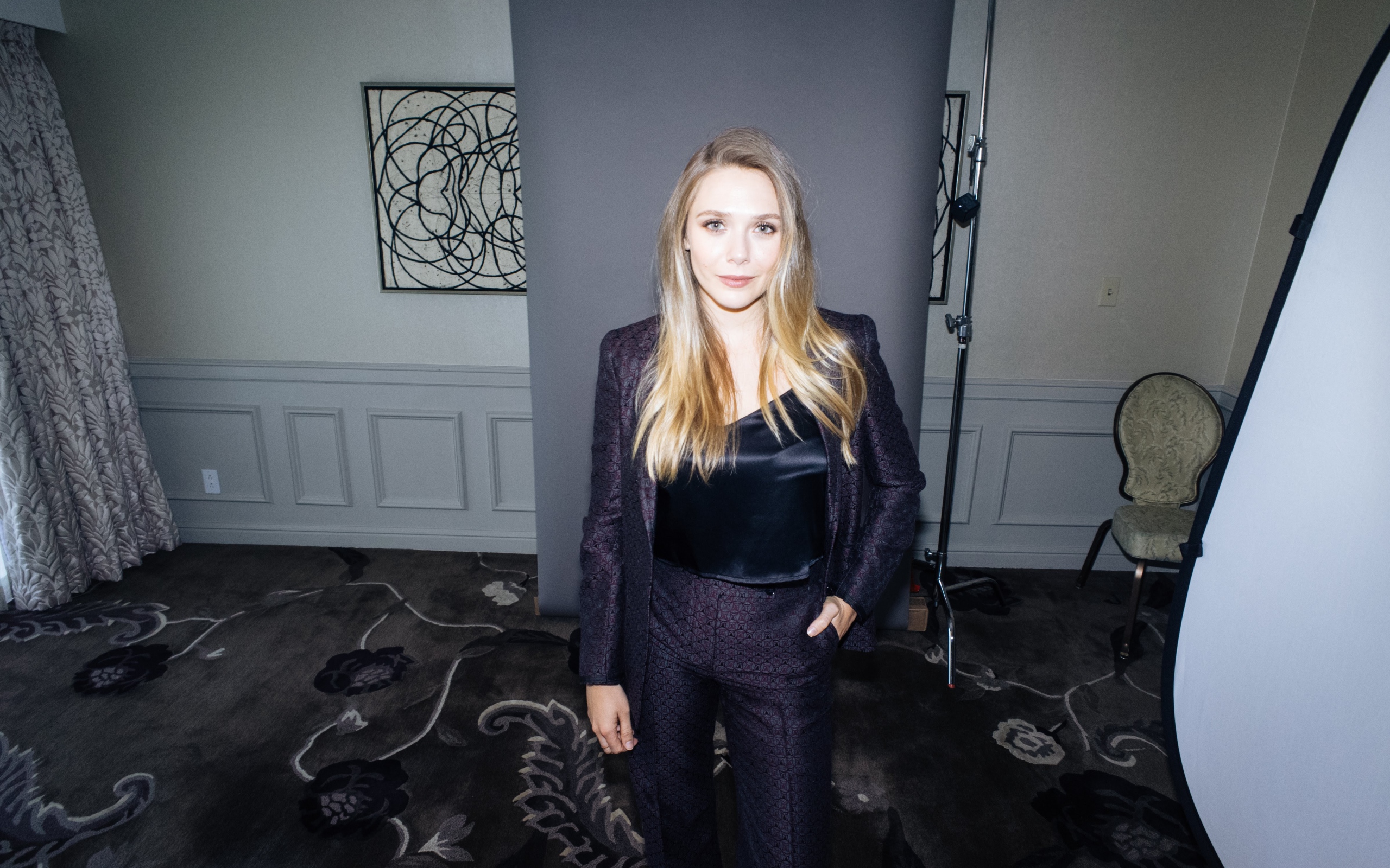 Стильная девушка, актриса Элизабет Олсен в костюме