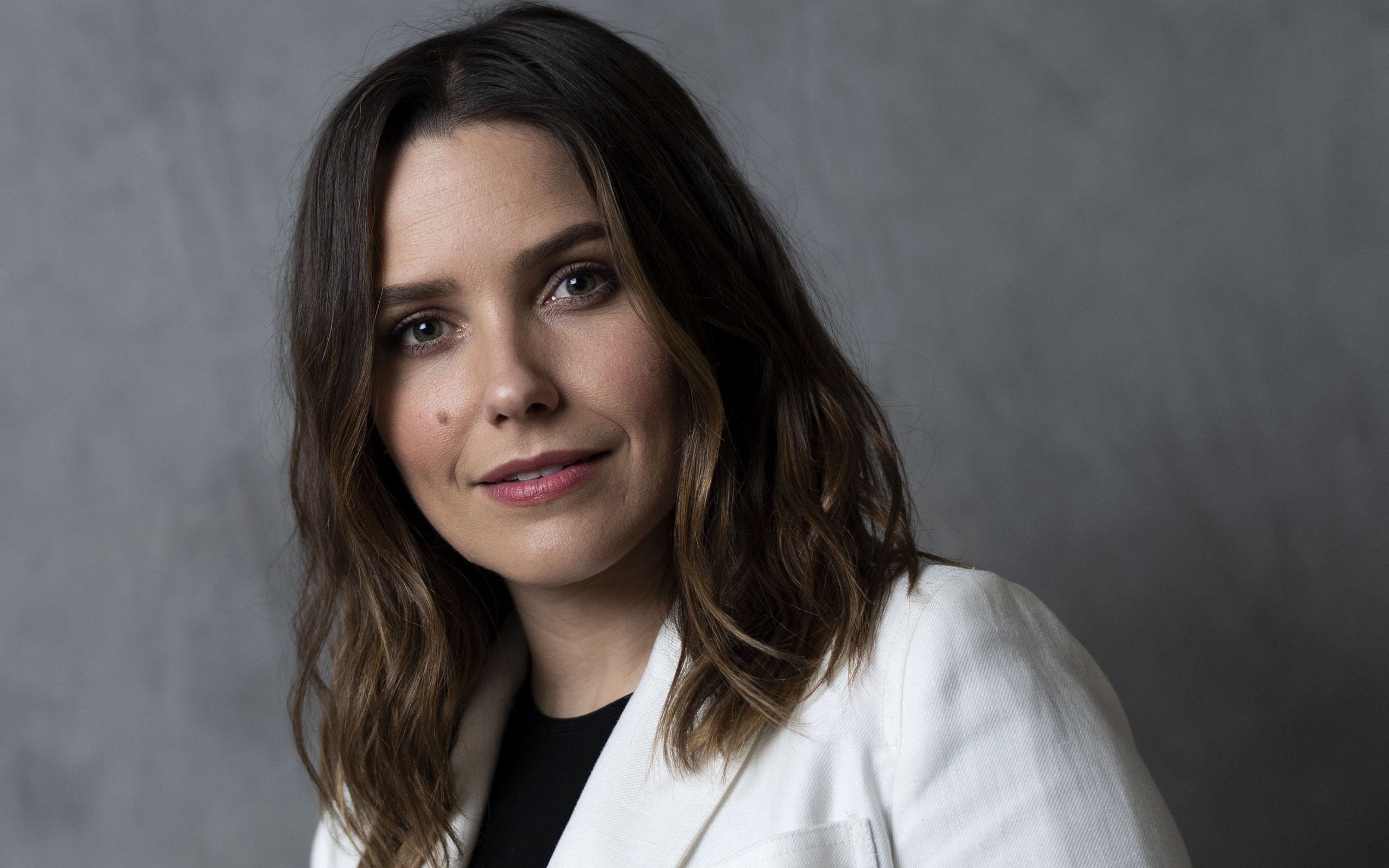 Стильная девушка, актриса София Буш на сером фоне