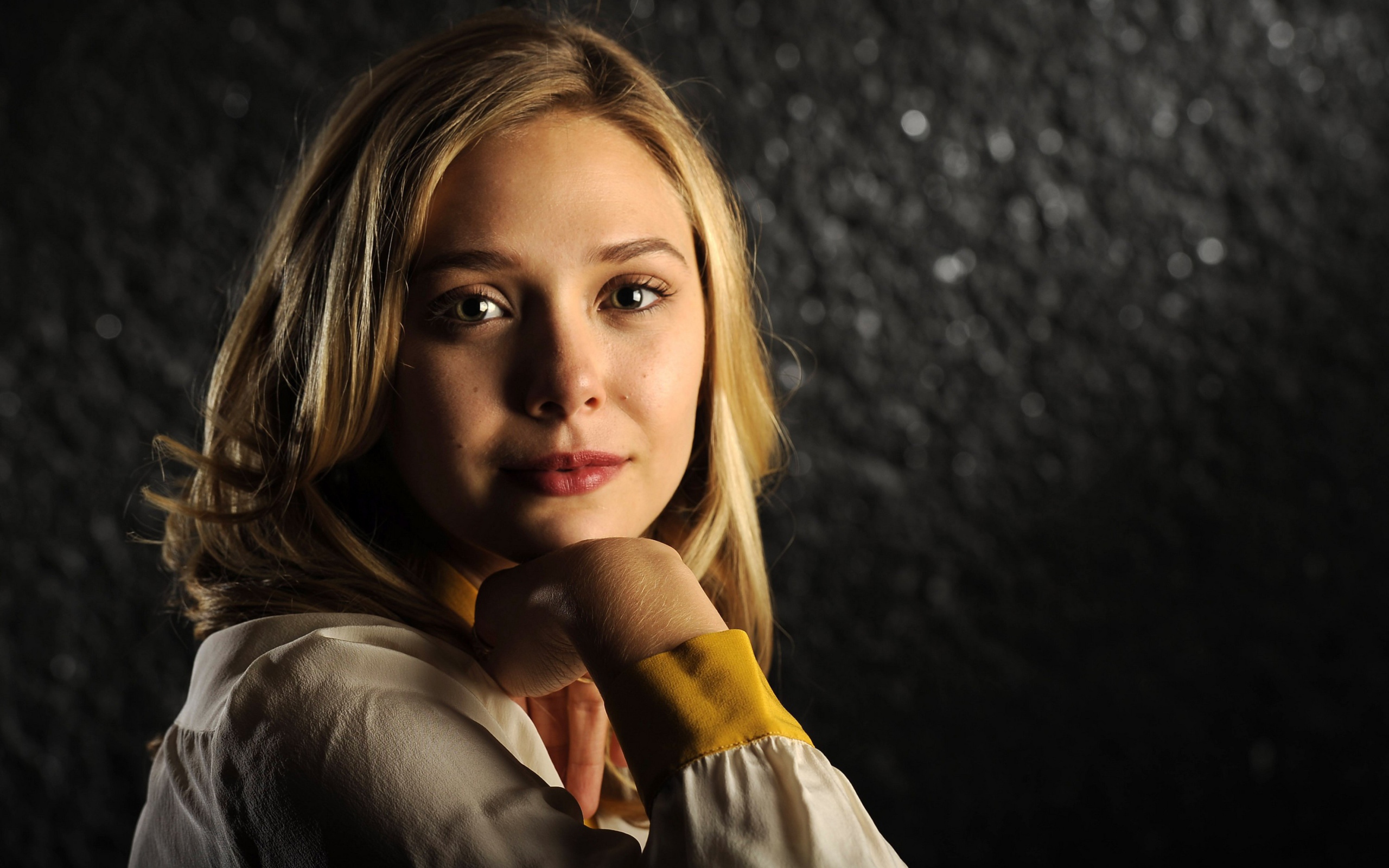 Нежная девушка, актриса Элизабет Олсен